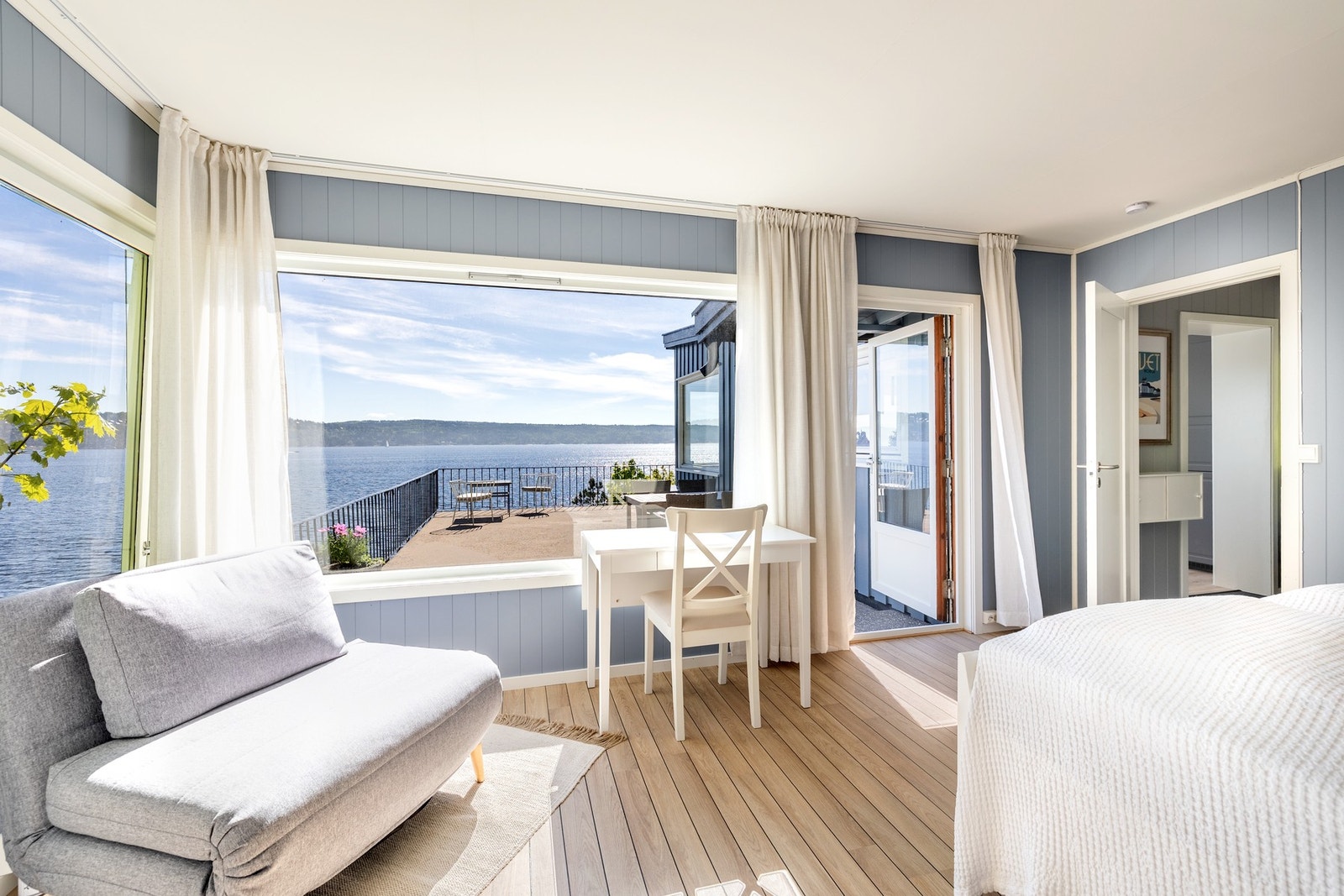 Fra soverommet har du en nydelig utsikt over fjorden, samt utgang til uteplassen. Galleribilde