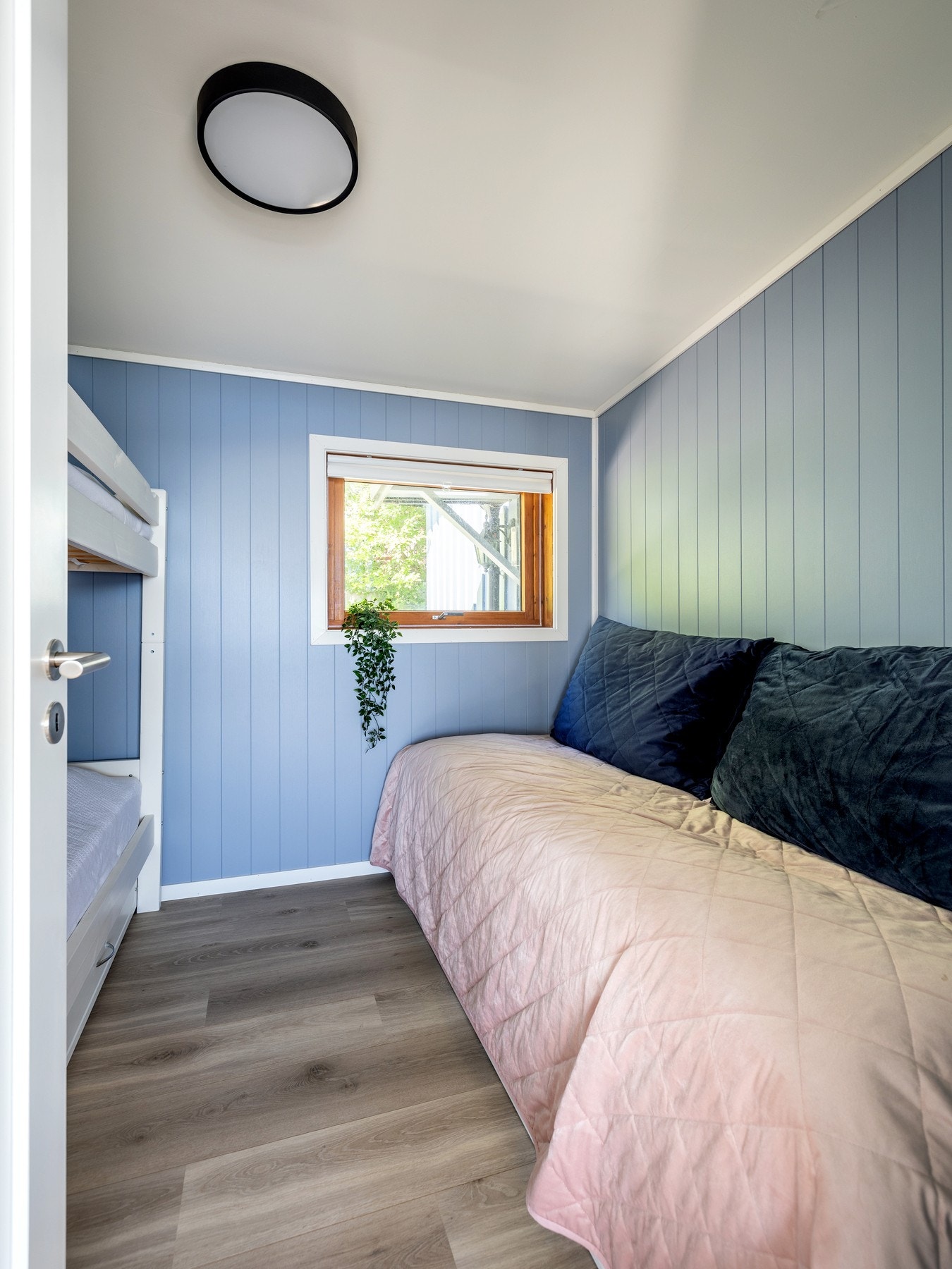 Her er det god plass til seng og ulike garderobeløsninger. Galleribilde