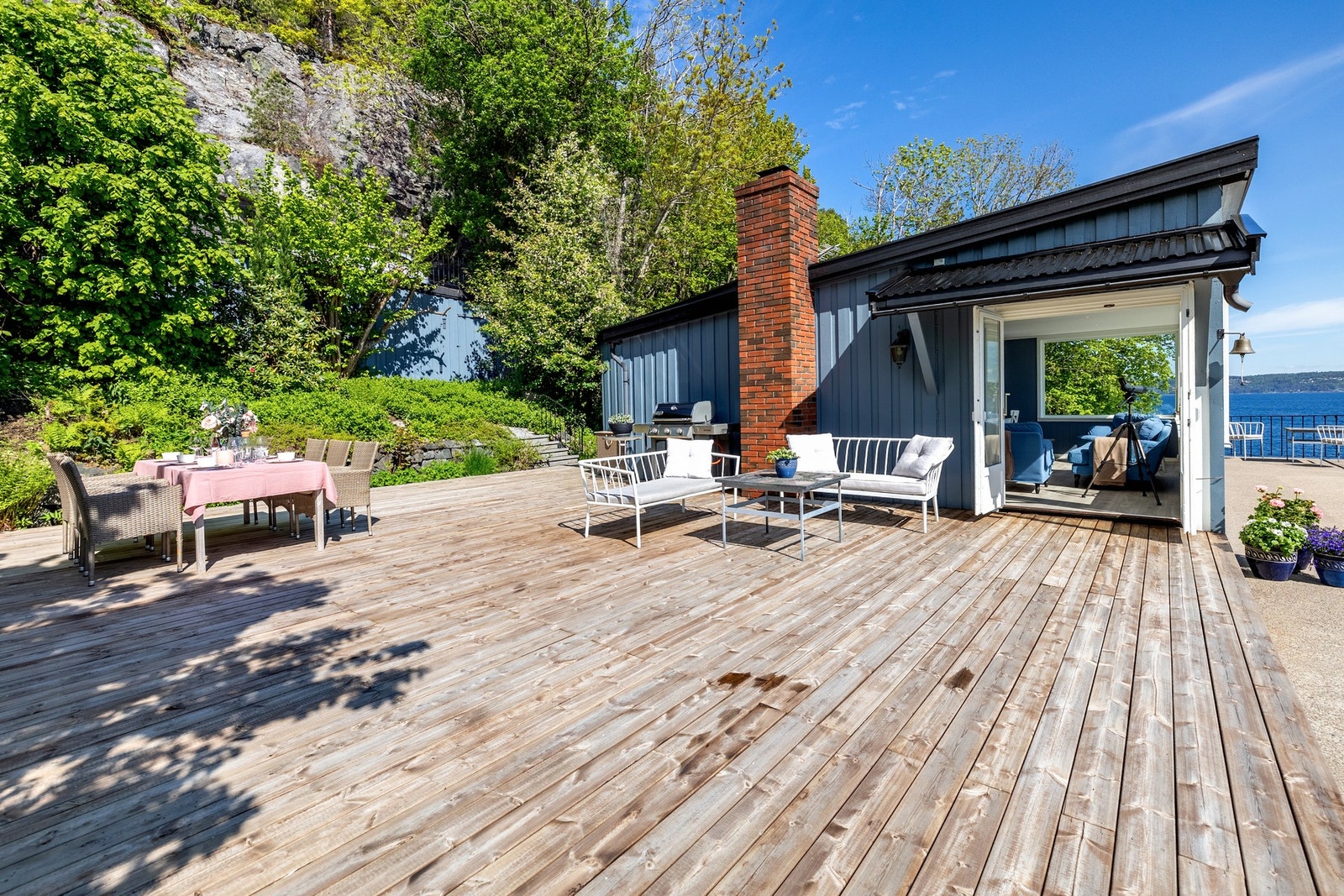 Hytta byr på et fantastisk uteområde med terrasse/uteplass på ca. 150 kvm som strekker seg rundt boligen på tre sider. Galleribilde