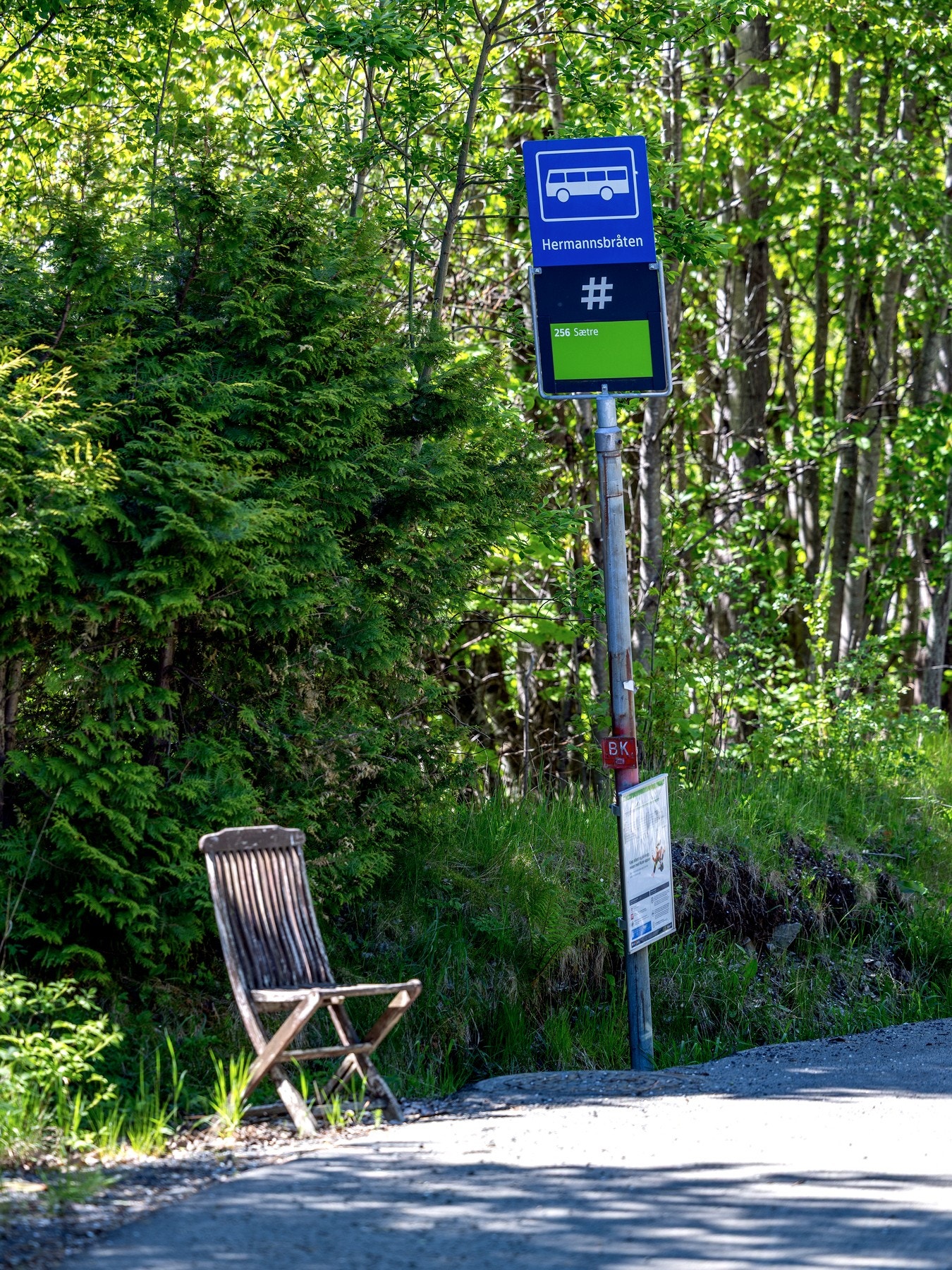 Ved innkjøringen til hyttefeltet ligger bussholdeplassen Hermannsbråten, med bussforbindelse mellom Tofte og Sætre for videre kommunikasjon. Galleribilde