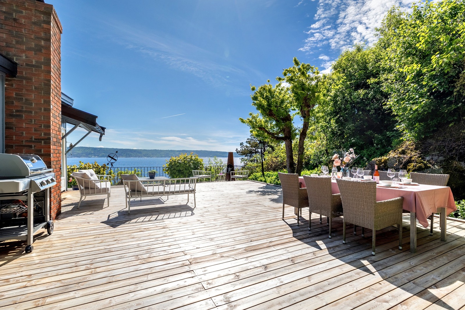 Det er rikelig med plass til utemøbler og grill i ulike soner. Galleribilde