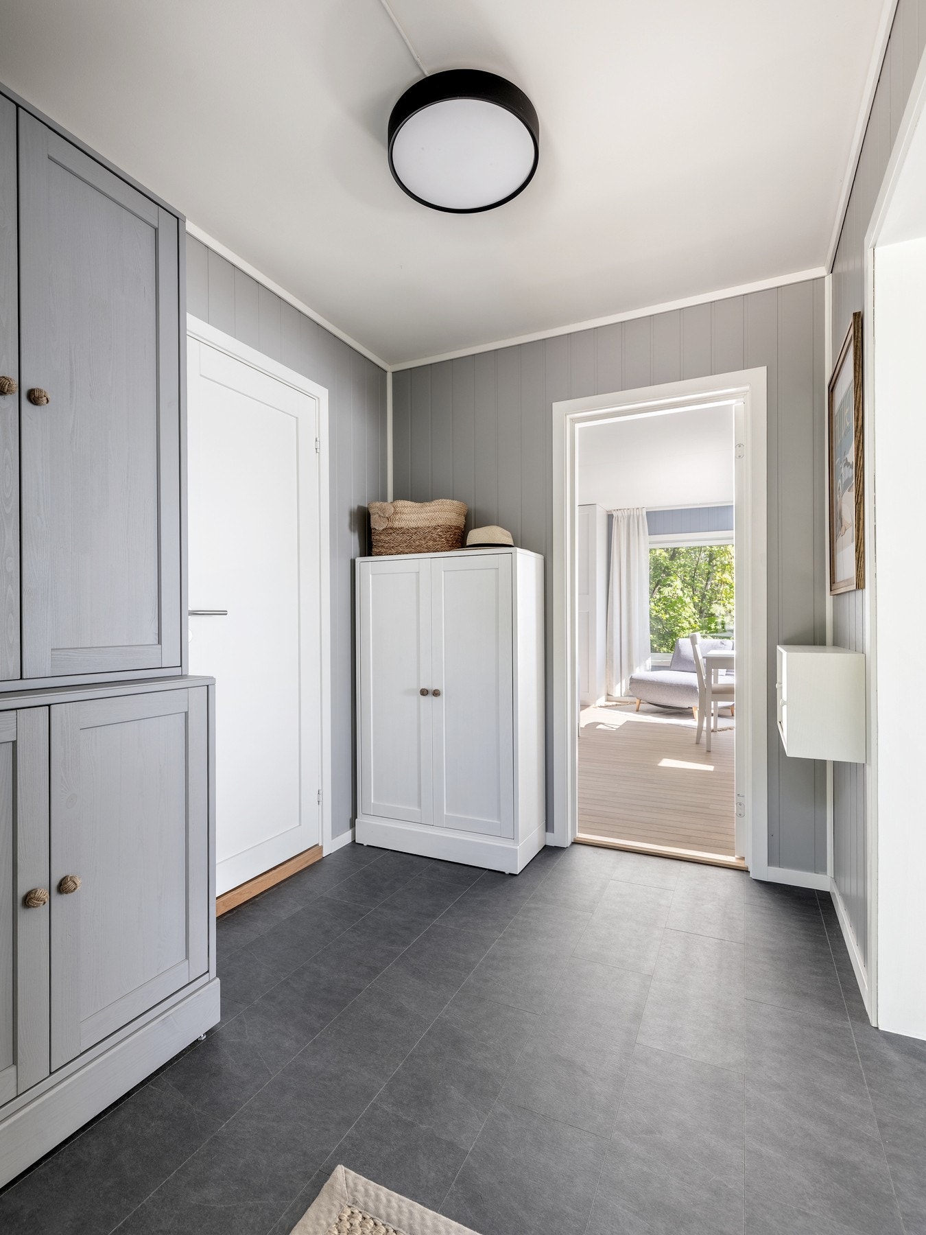 Her ønskes du velkommen av et trivelig entréområde med gråmalte vegger og laminatgulv. Galleribilde