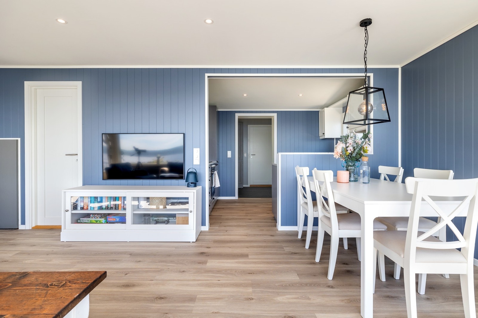 Det er gode møbleringsmuligheter med plass til sofagruppe, TV-anlegg og spisebord. Galleribilde