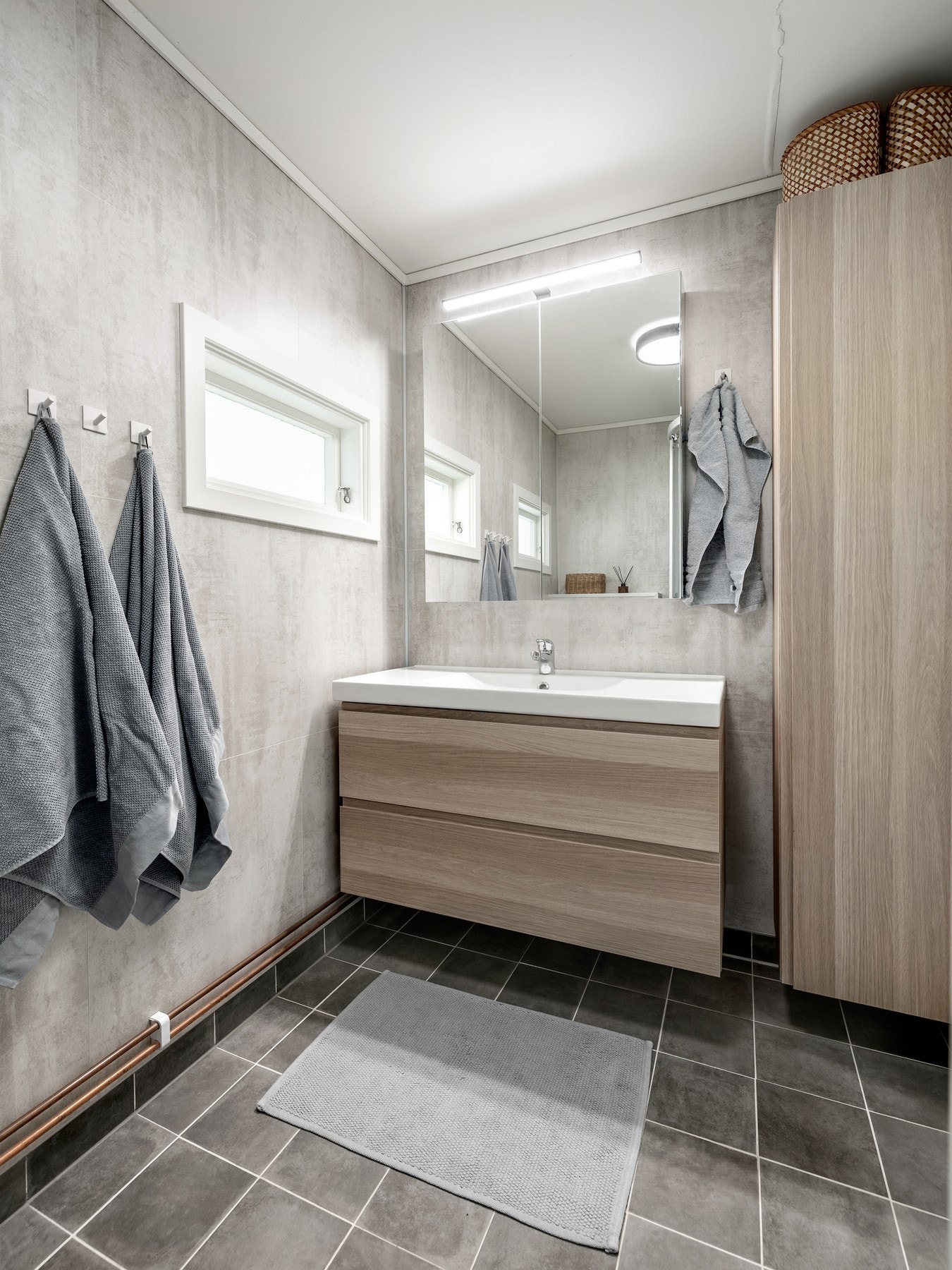 Badet ligger praktisk plassert i tilknytning til entréen. Galleribilde