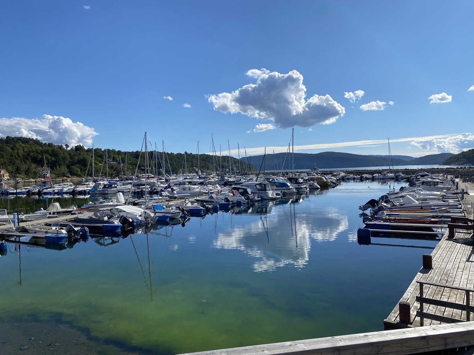 Det er gangavstand ned til den lokale båtforeningen som er et flott anlegg. Galleribilde