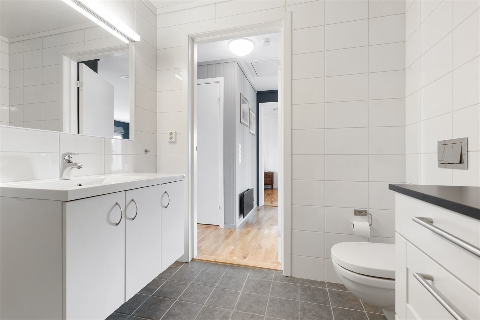 Det er varmekabler i gulv og downlights innfelt i himlingen. Galleribilde