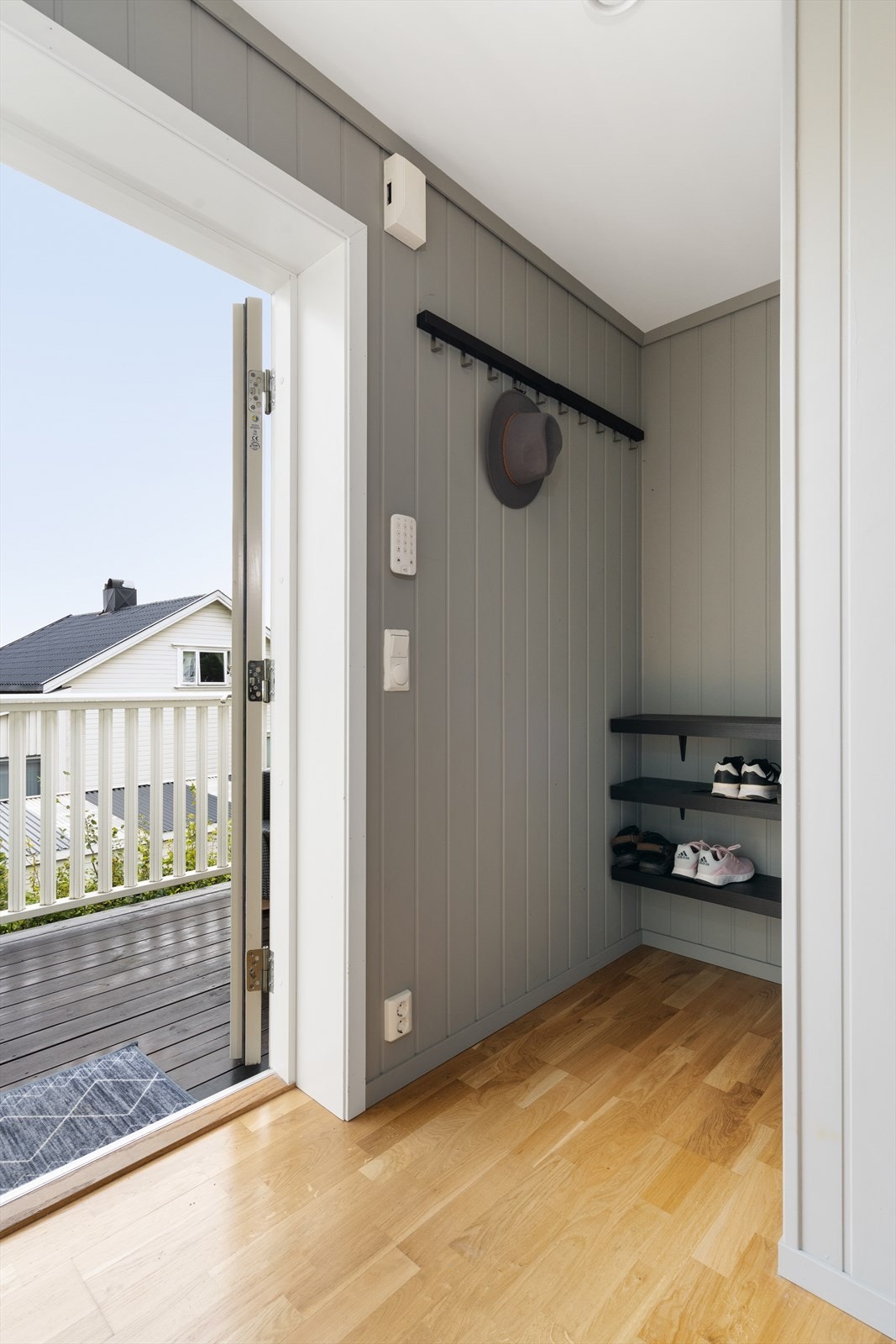 Innbydende og praktisk entré med plass for yttertøy og sko. Galleribilde
