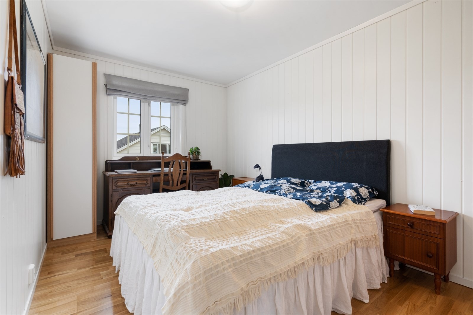 Hovedsoverom med plass for stor dobbeltseng og kontorplass ved vindu. Galleribilde