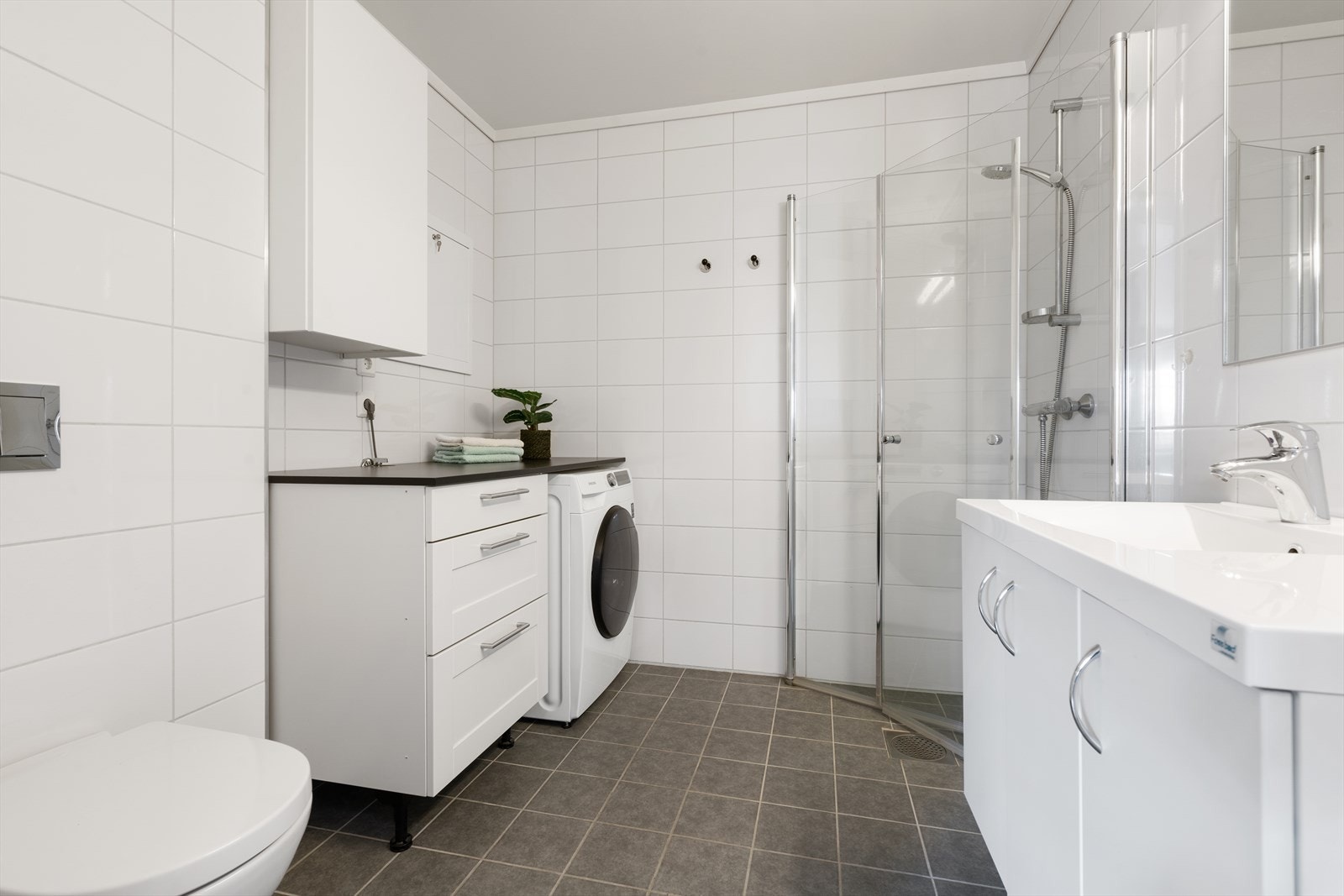 Badet er romslig med plass for både vaskemaskin og tørketrommel. Galleribilde