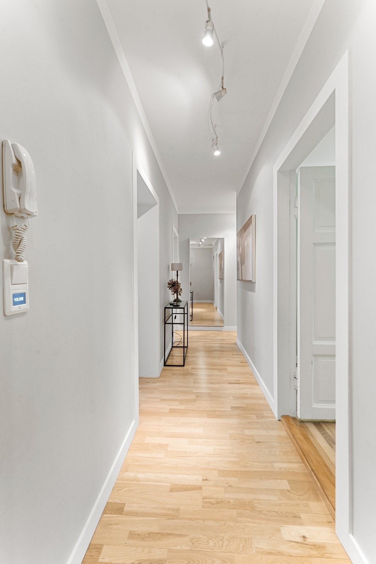 Funksjonell entré med plass for klesoppheng og oppbevaring av sko. Galleribilde