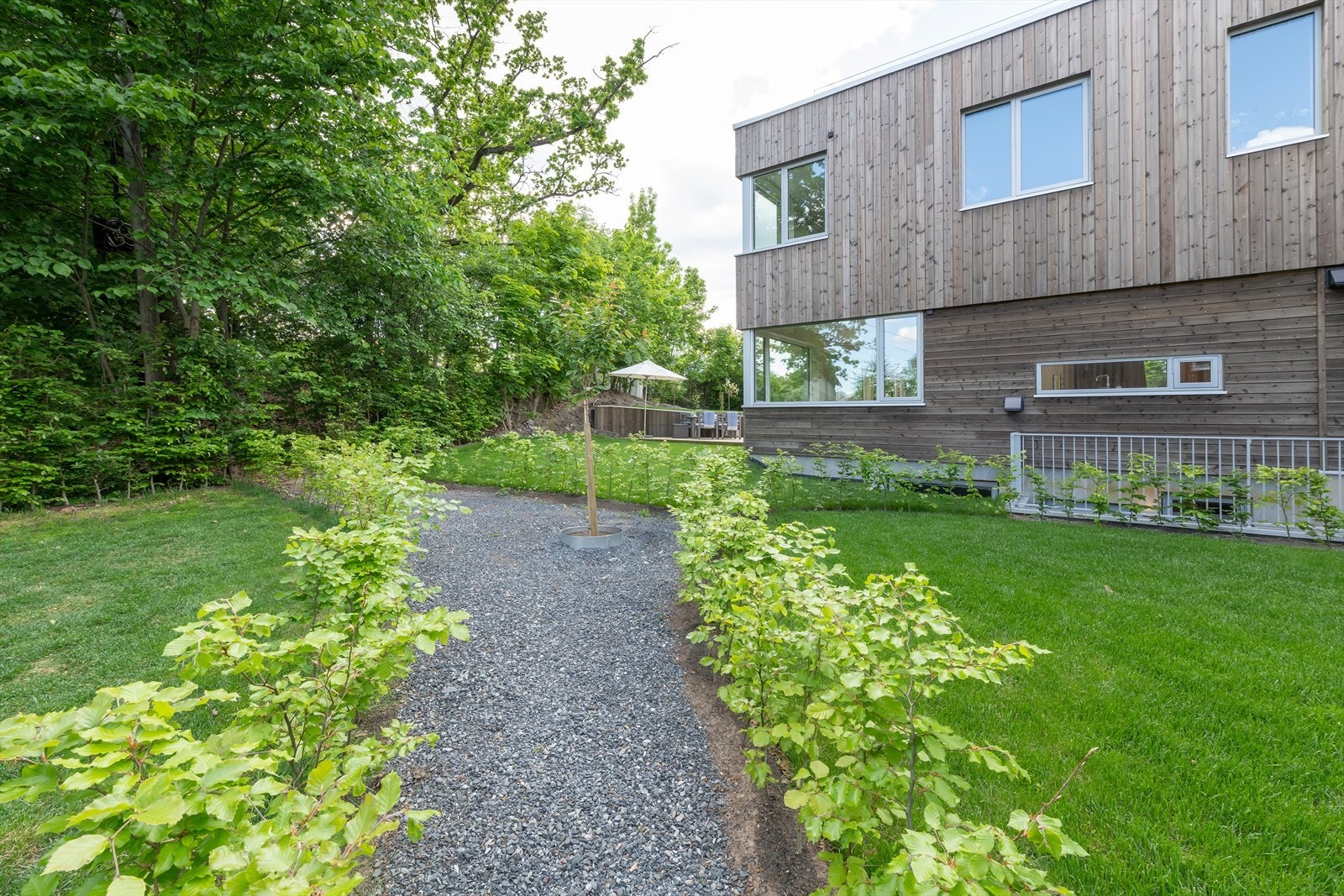 Nydelig, nyoppført enebolig med garasjeheis, takterrasse og markterrasse. Eksklusiv og unik bolig for den kresne Galleribilde
