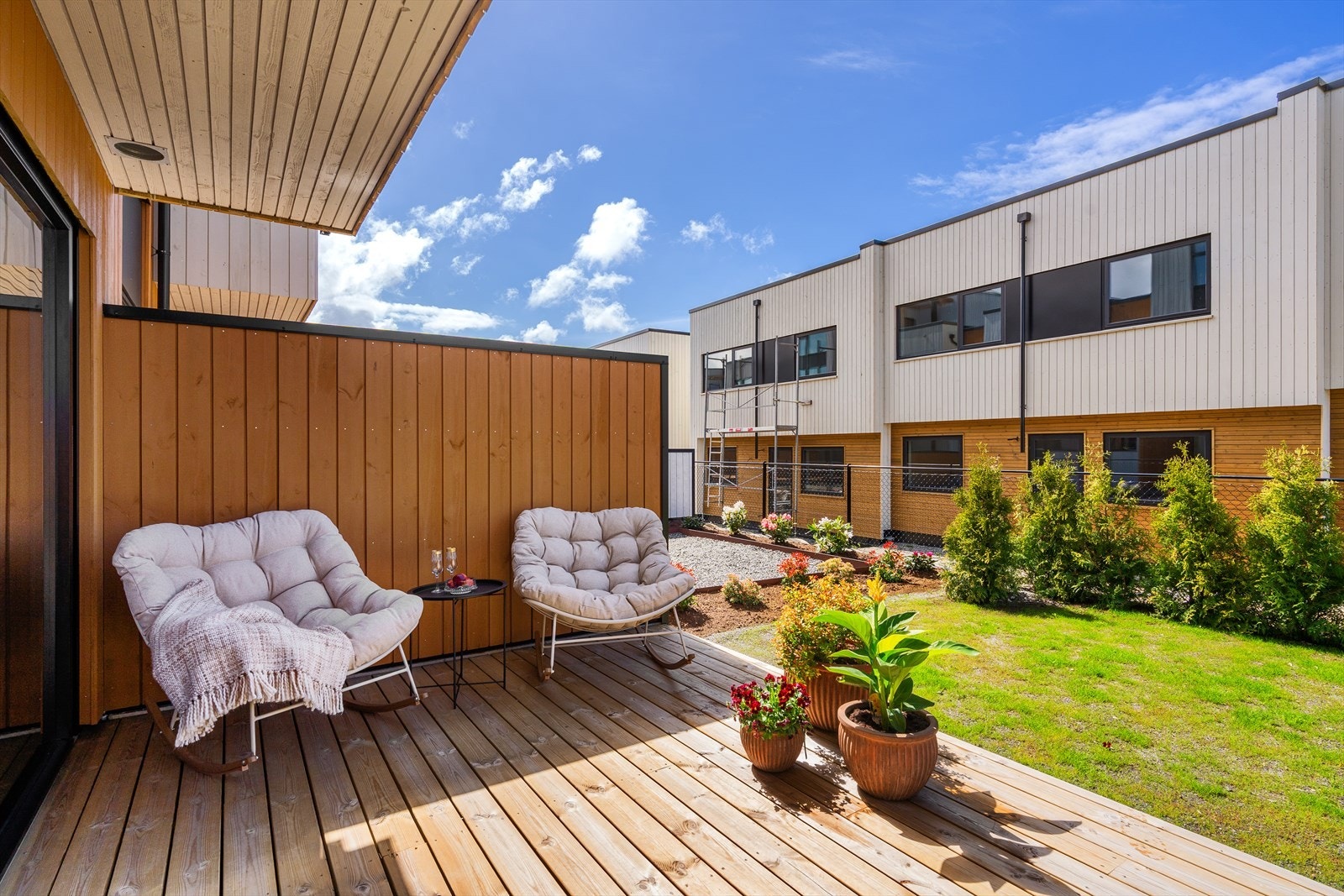 Solrik og skjermet uteområde, perfekt for avslapning og kos på de finere dagene. Galleribilde