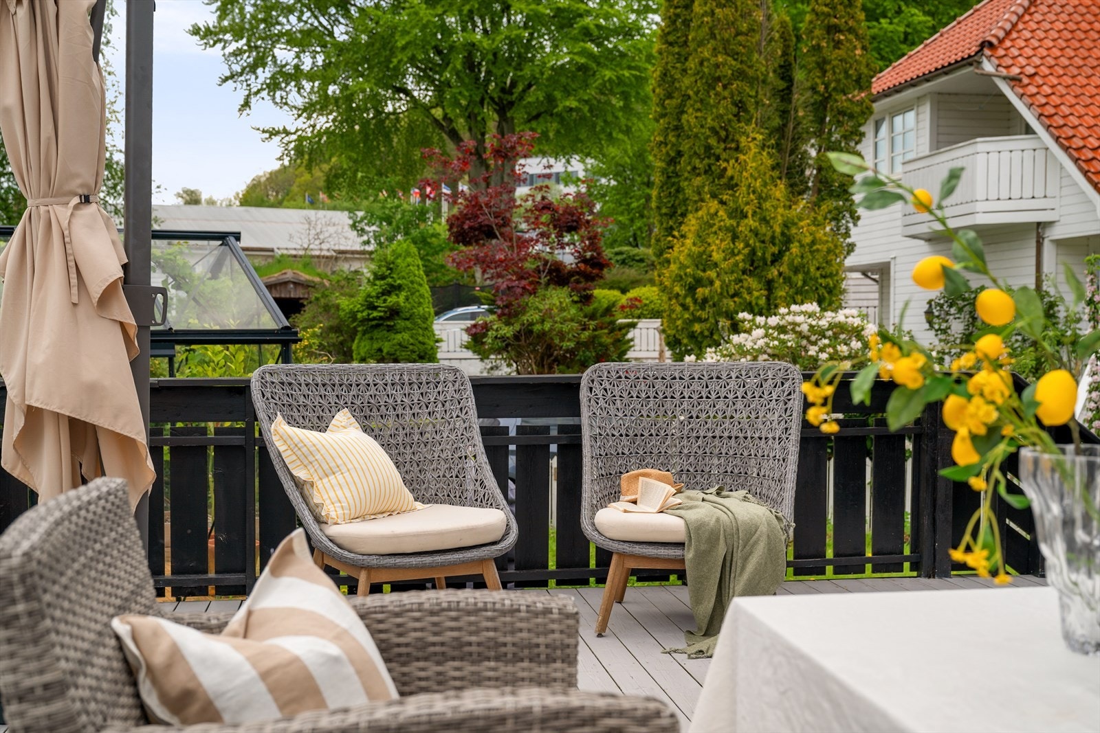 Uteområdet er et av boligens klare høydepunkter - et perfekt sted å nyte varme dager og lange sommerkvelder. Galleribilde