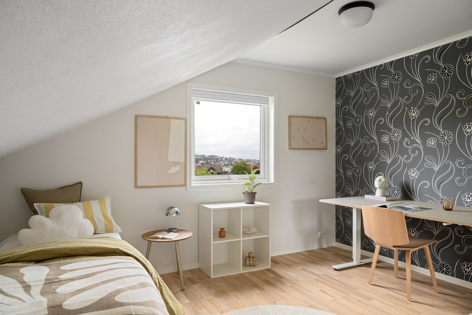 Soverommene i boligen er alle praktisk utformet med god plass til både dobbeltseng, nattbord og garderobeløsning. Galleribilde