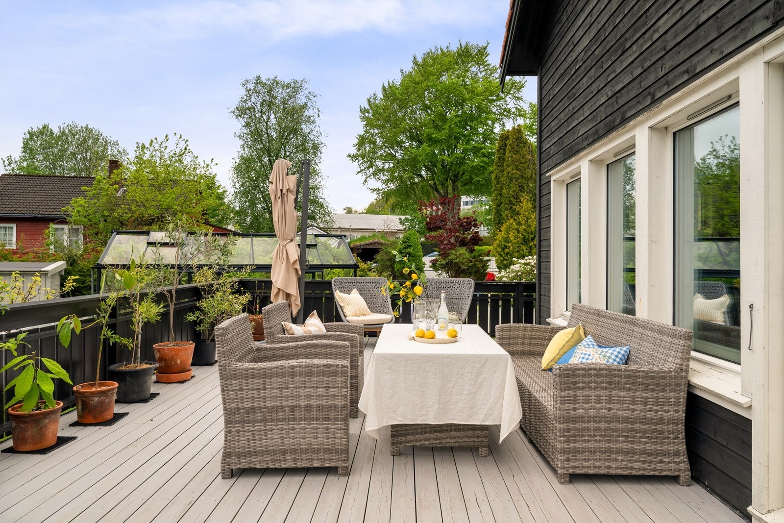 Fra stuen har man tilgang til en stor sørvest-vendt terrasse. Galleribilde