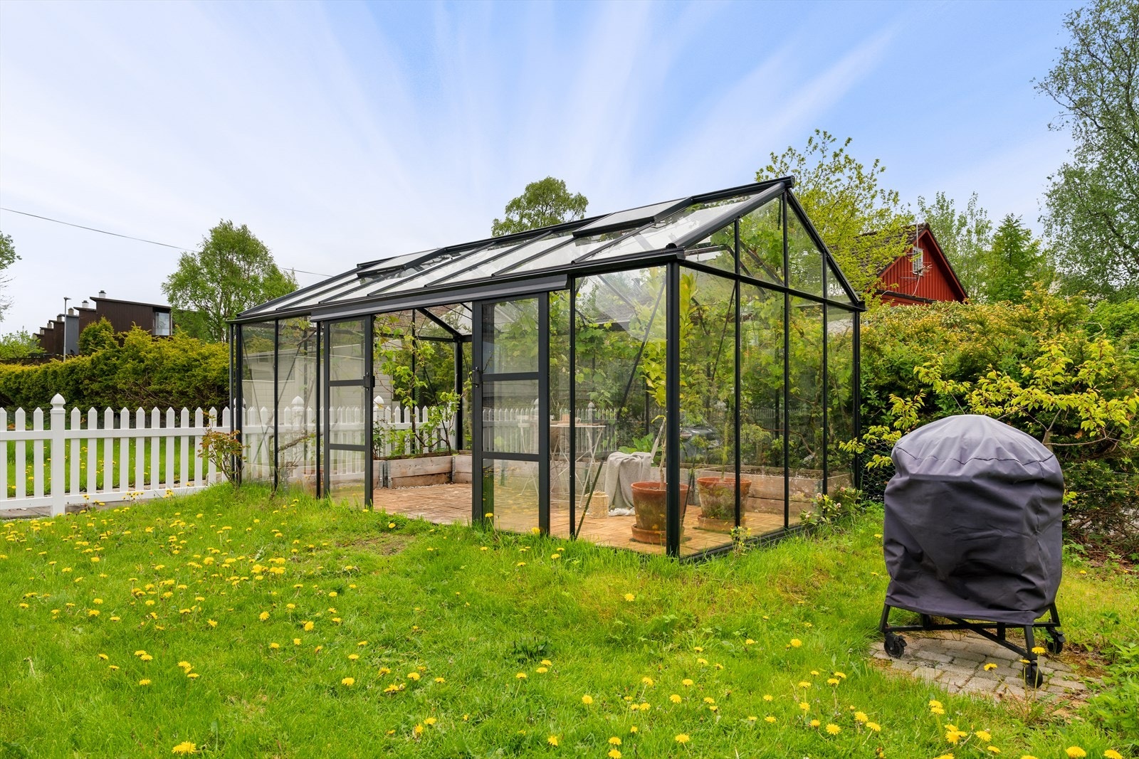 Boligens uteområdet er fantastisk med drivhus som kan brukes til planter eller en utestue, koi dam og masse muligheter. Galleribilde