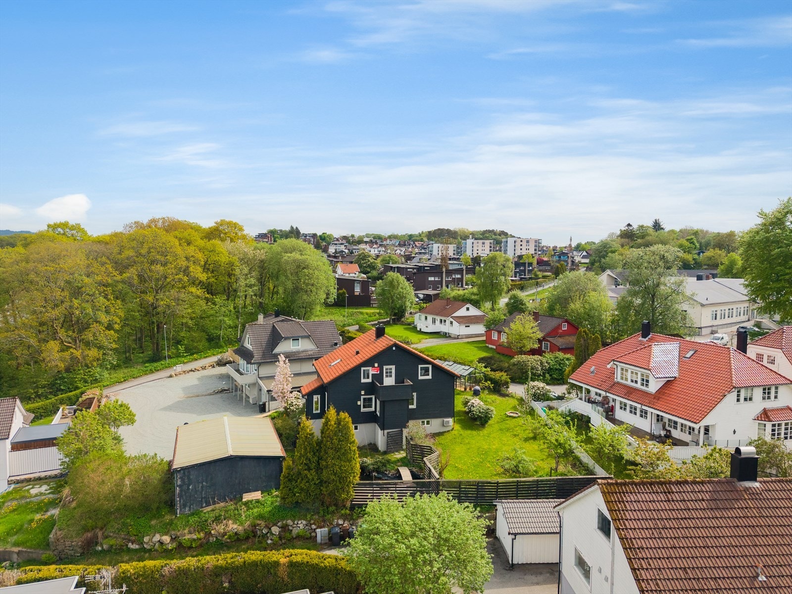 Boligen ligger i et etablert område med nærhet til natur, turstier og grønne omgivelser som innbyr til både rekreasjon og aktivitet. Galleribilde