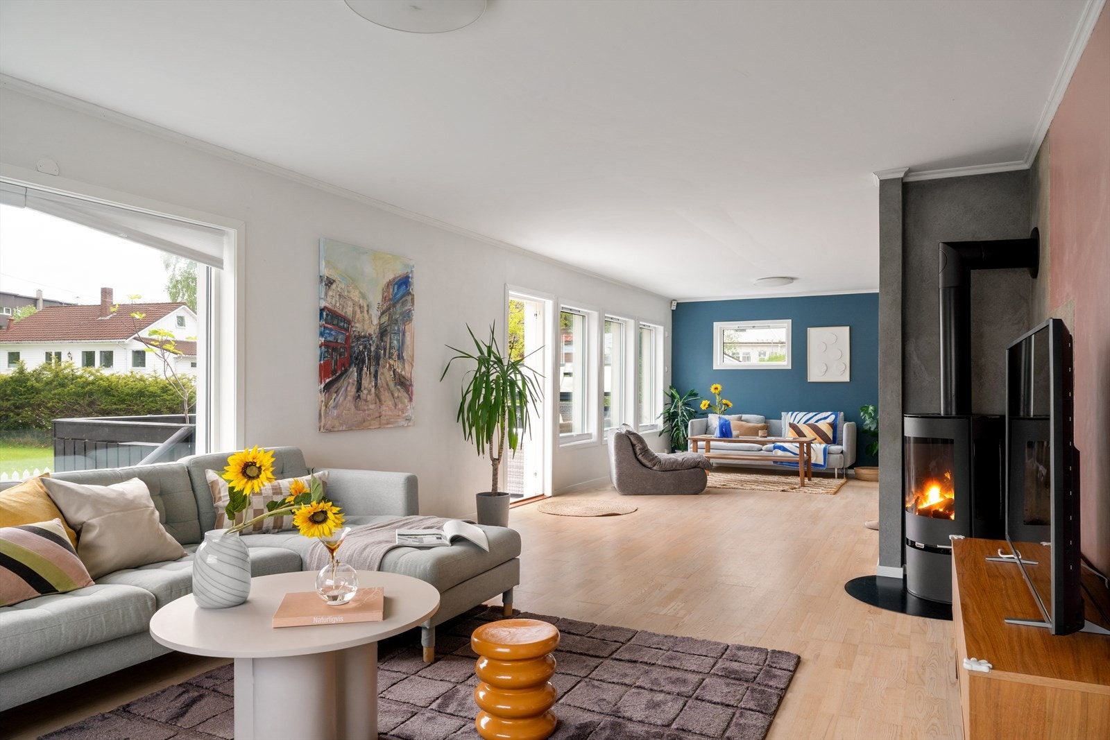 Den åpne planløsningen gir god flyt mellom sonene og skaper en avslappende atmosfære. Galleribilde