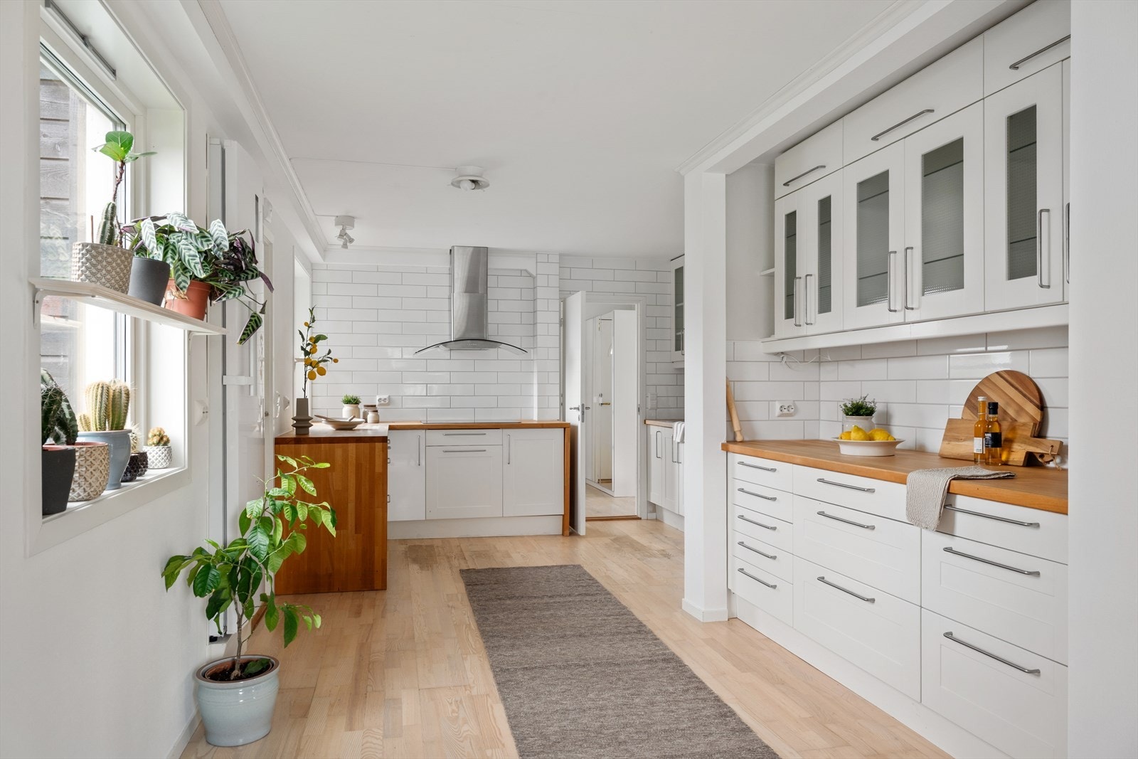 Kjøkkenet er et stilrent kjøkken fra IKEA i hvit utførelse med benkeplate av tre. Kjøkkenet er innredet med integrerte hvitevarer, samt en frittstående oppvaskmaskin og kjøleskap. Galleribilde