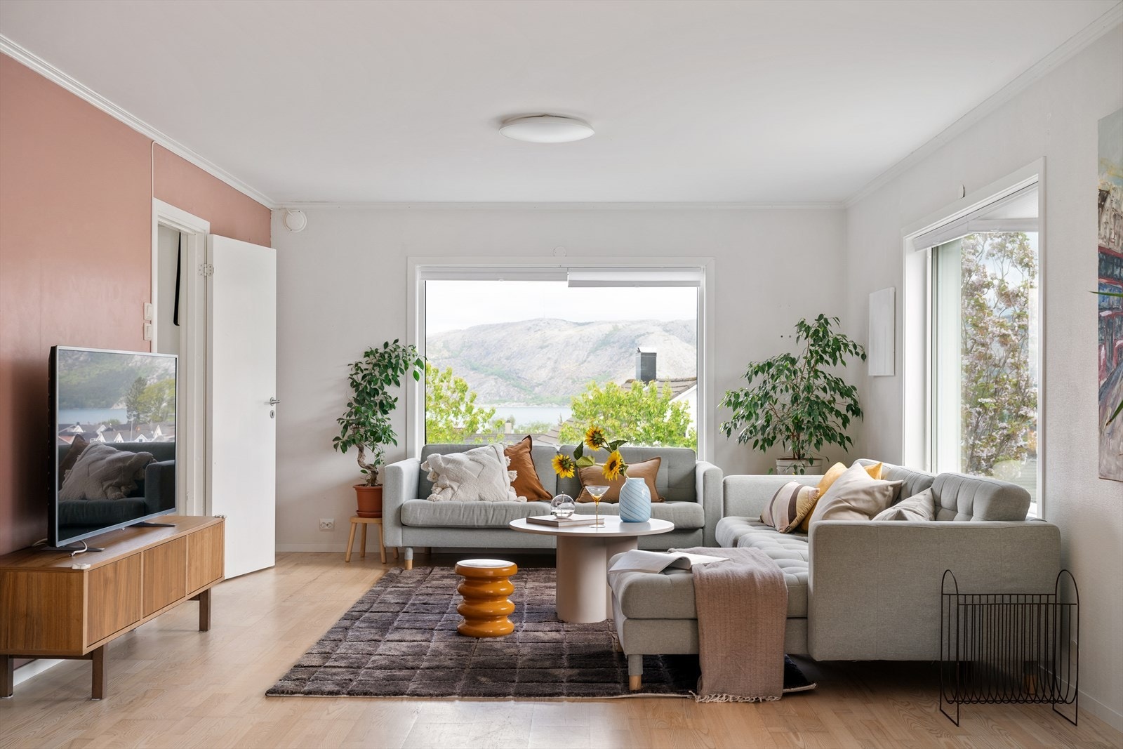 Rommet er dekket av store vindusflater som slipper inn rikelig med naturlig lys. Galleribilde