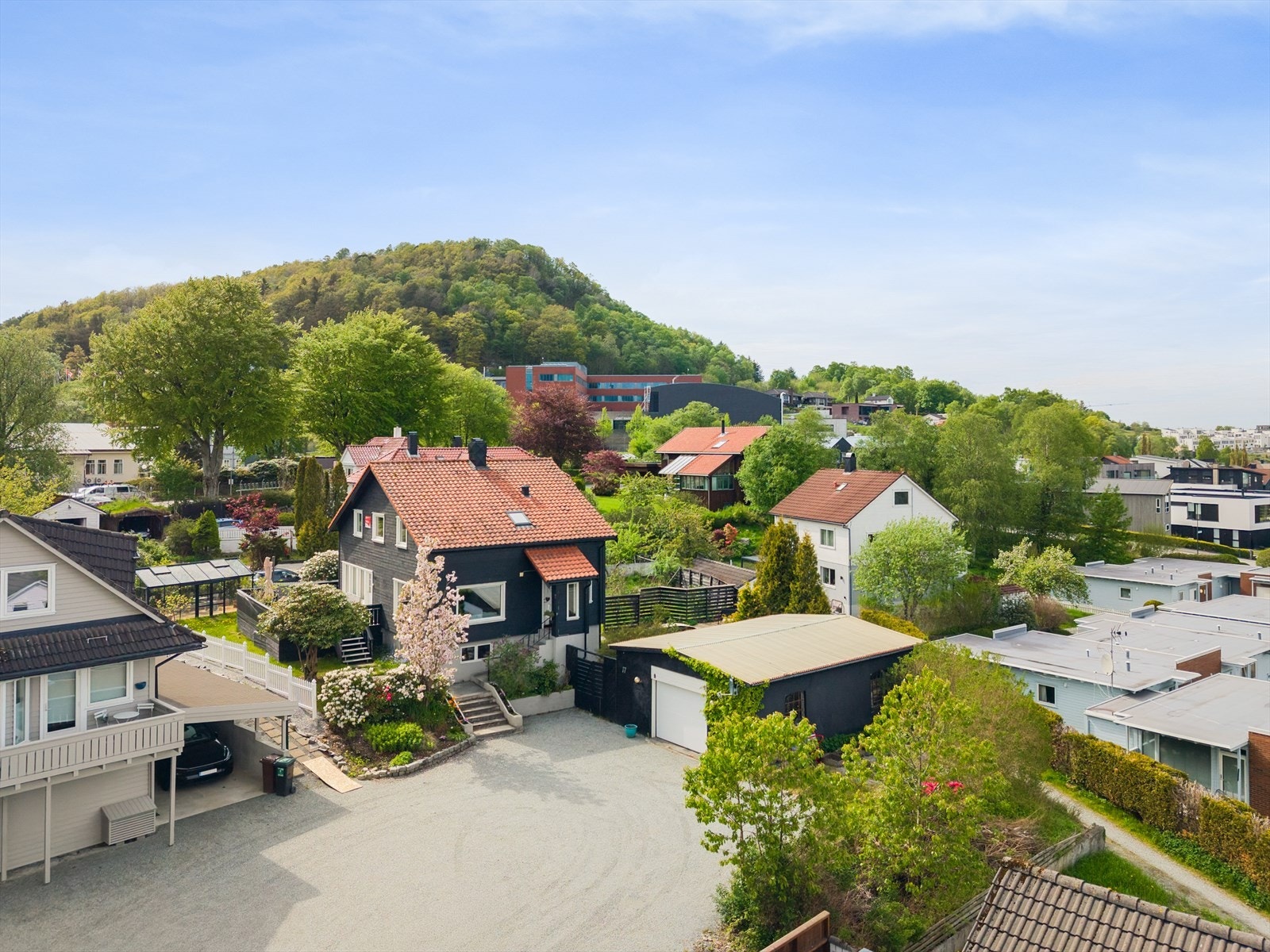 Eneboligen har en egen garasje på 59m2 samt egen gårdsplass som gir gode parkeringsmuligheter og ekstra plass til oppbevaring. Det er perfekt for familien som ønsker god plass både inne og ute. Galleribilde
