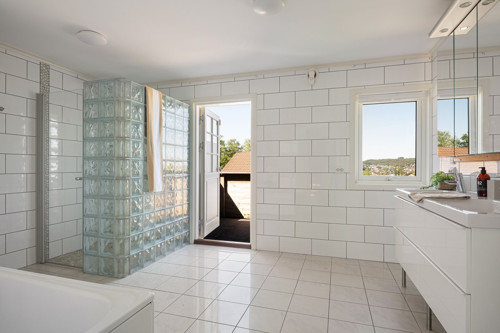 Fra badet har man tilgang til en liten balkong. Galleribilde