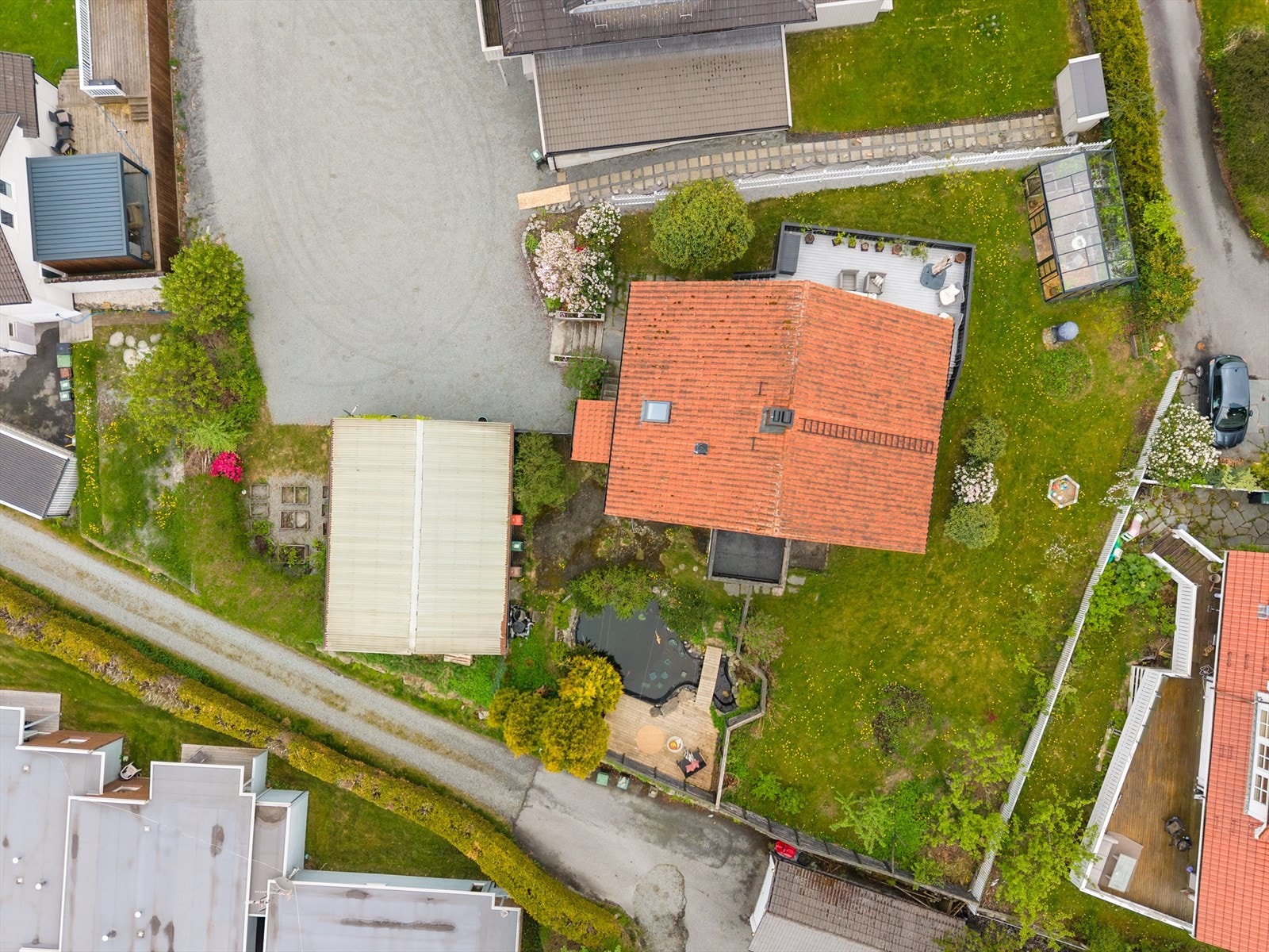 Den store og lettstelte hagen bidrar til flotte områder for aktiviteter og lekeområde for barn Galleribilde