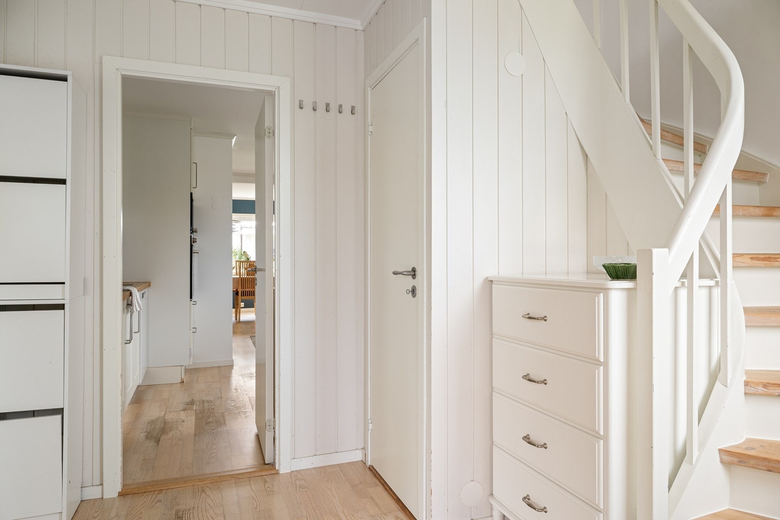 Boligen ønsker deg velkommen med en flott og romslig gang. Her har man god plass til å sette fra seg sko, henge opp yttertøy og god plass til å sette opp garderobeløsning. Galleribilde