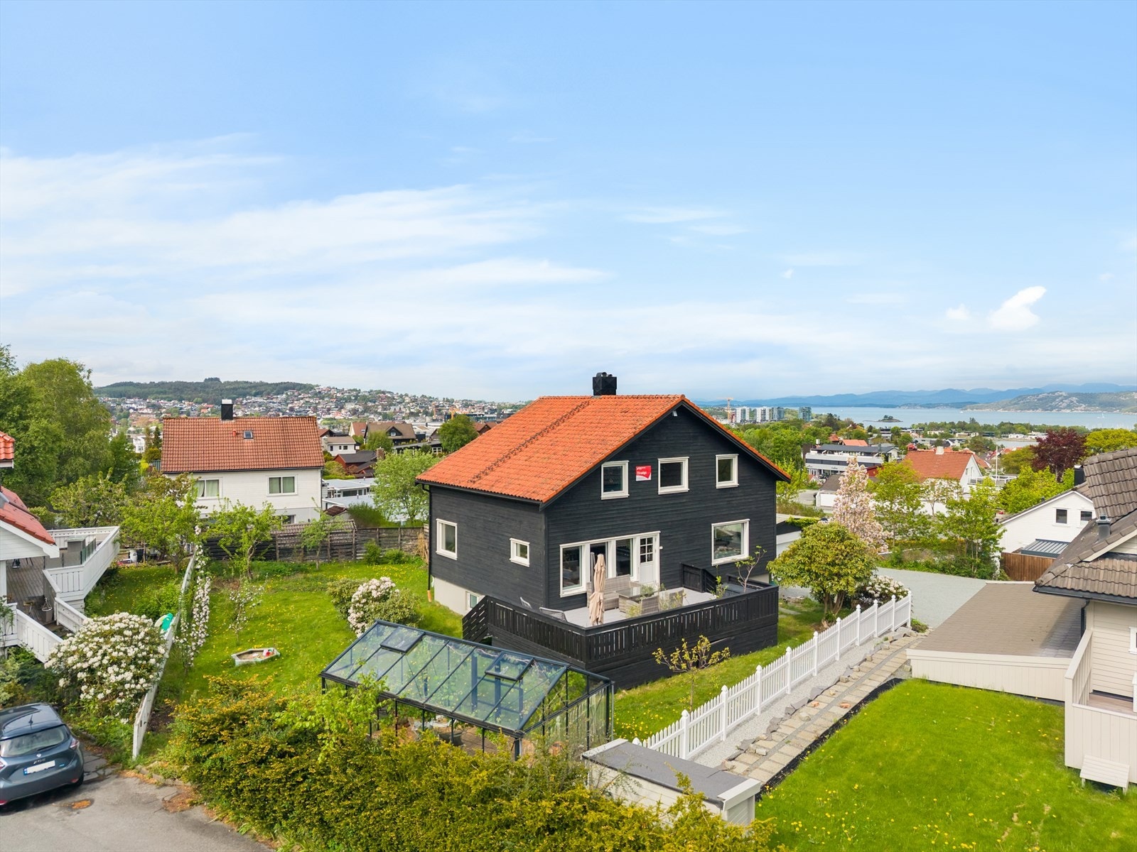 Området kjennetegnes av nærhet til flotte turområder langs fjorden. Fra Jåttåvågen har du tilgang til nydelige turstier som slynger seg langs vannet - perfekt for en spasertur i kveldssolen eller en joggetur med utsikt mot fjorden. Galleribilde