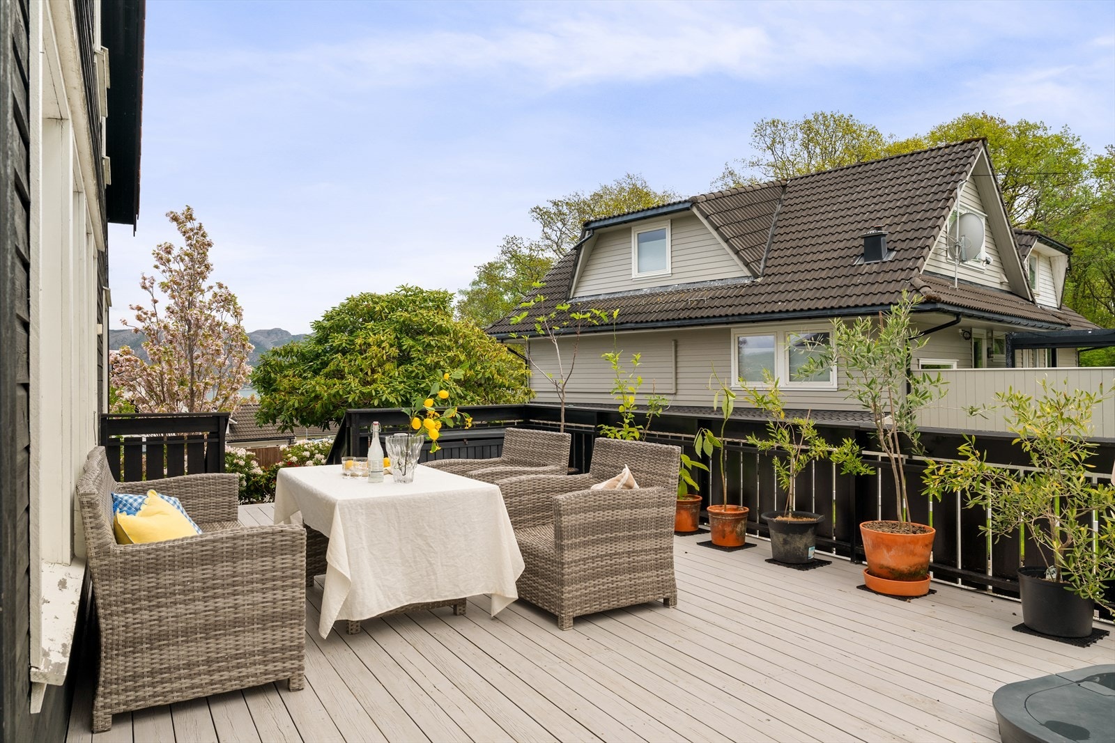 Her er det rikelig med plass til å sette opp utemøbler og grill, en perfekt plass for herlige sommerkvelder med familie og venner. Galleribilde