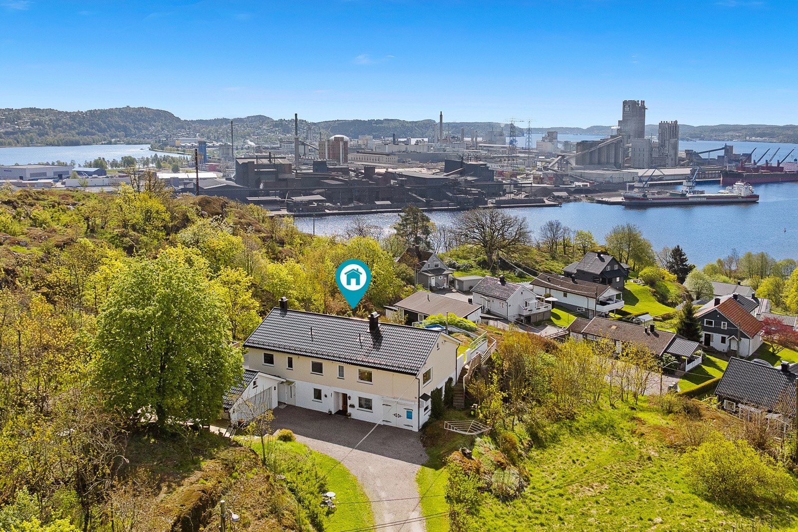 Eiendommen ligger "på toppen" av Knardalstrand. Galleribilde