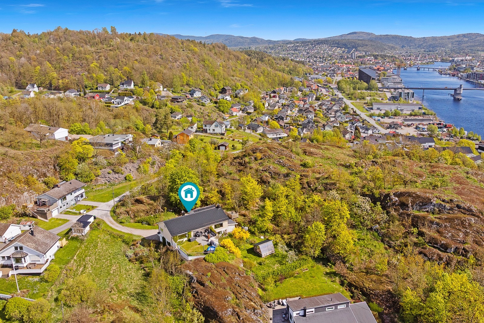 Fremste rekke og på toppen av Knardalstrand. Galleribilde