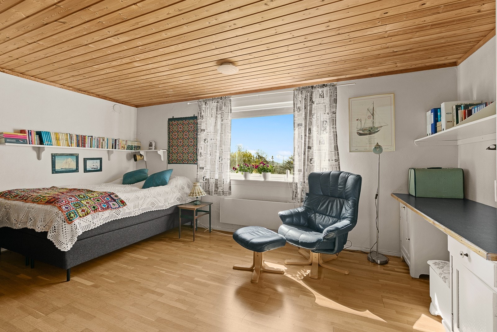 Stort soverom i 1. etasjen med vindu ut mot hagen. Galleribilde