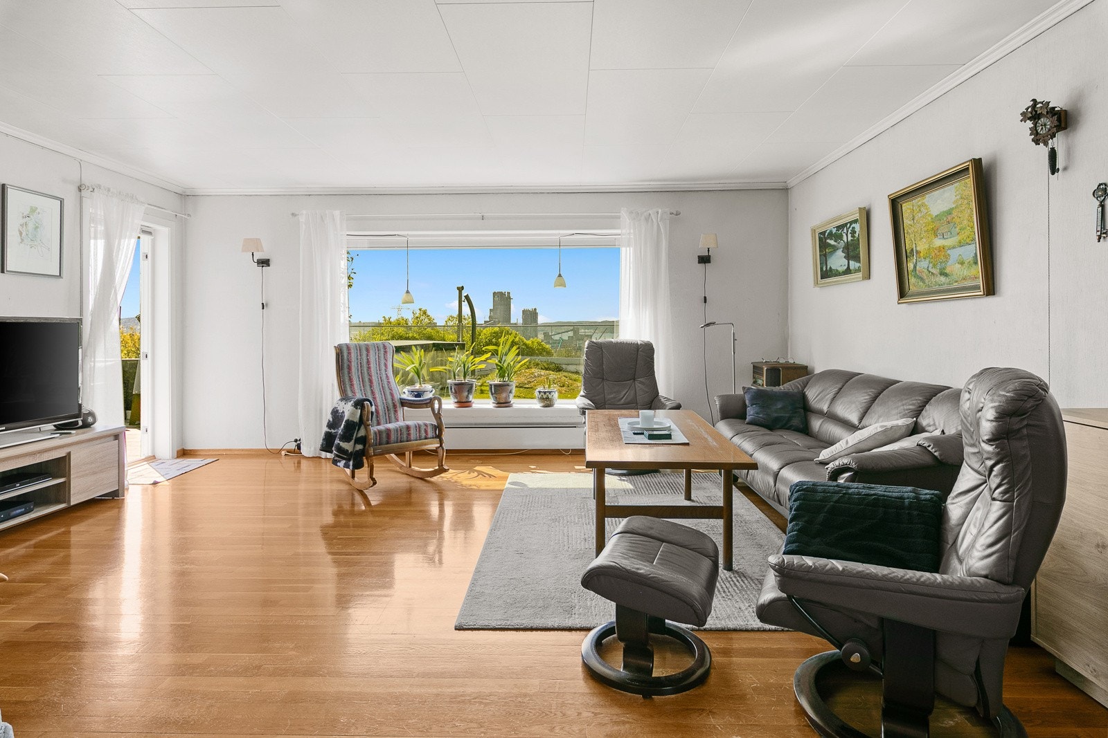 Fra spisestuen mot stue og stort vindu ut mot hagen. Galleribilde