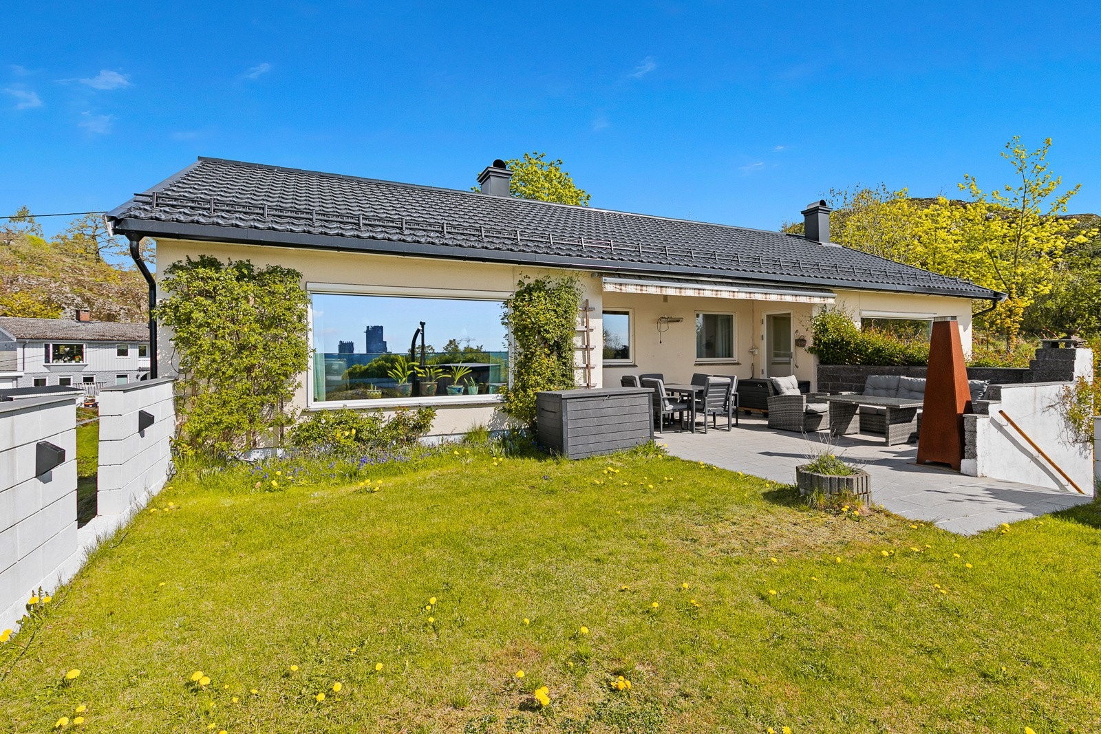 Fine uteområder med plen og heller rett ut fra stuen. Galleribilde