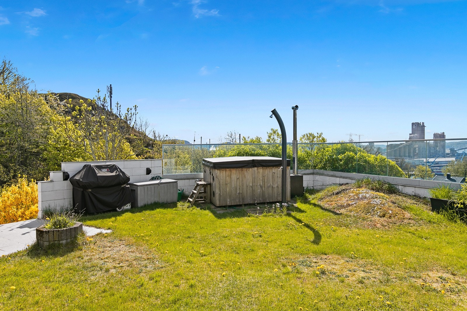 Del av hagen som er utenfor terrassen. Badestampen medfølger. Galleribilde