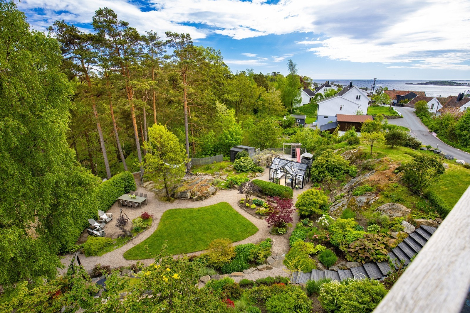 Fra balkongen ser man utover hagen Galleribilde