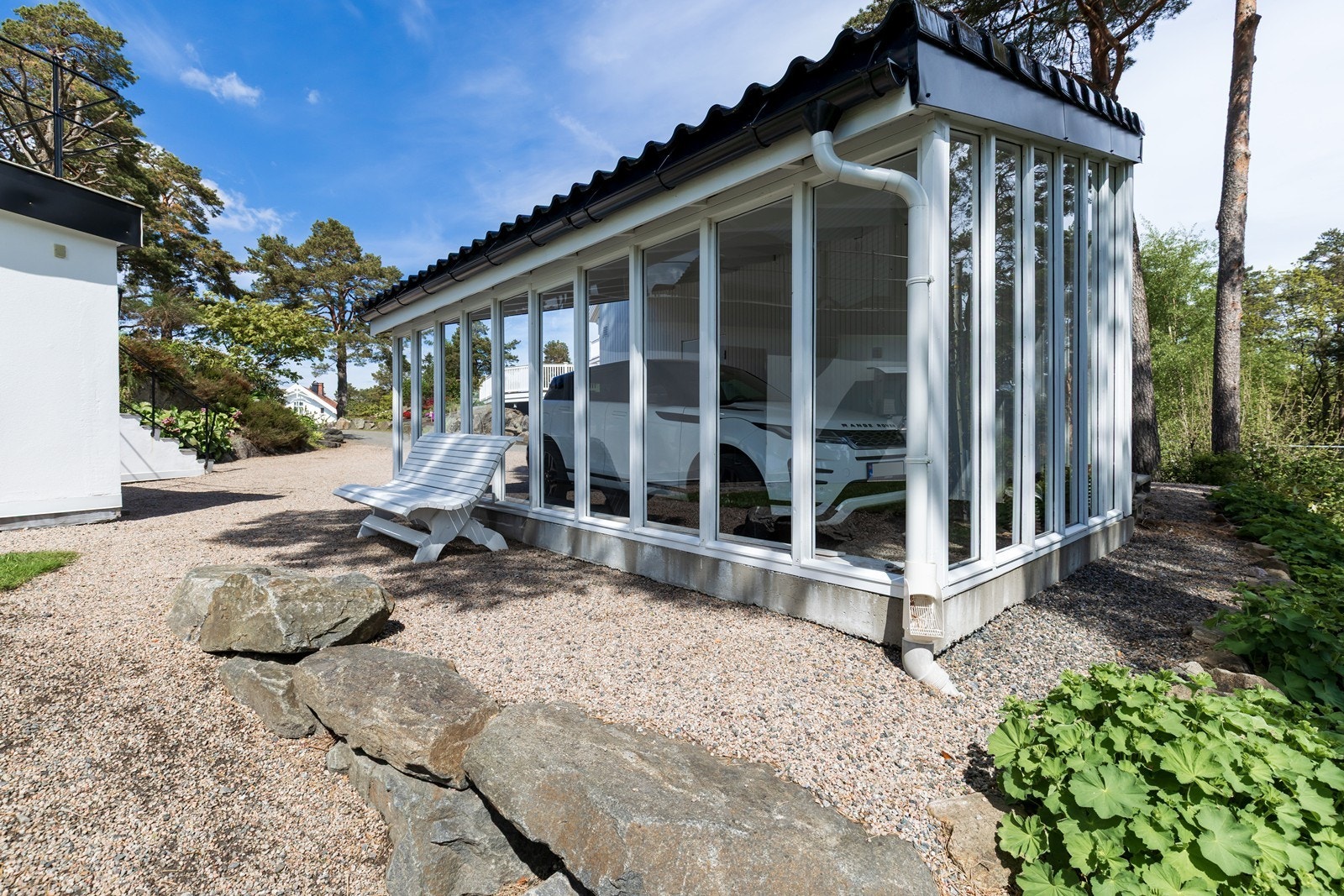Carporten er delvis innglasset Galleribilde