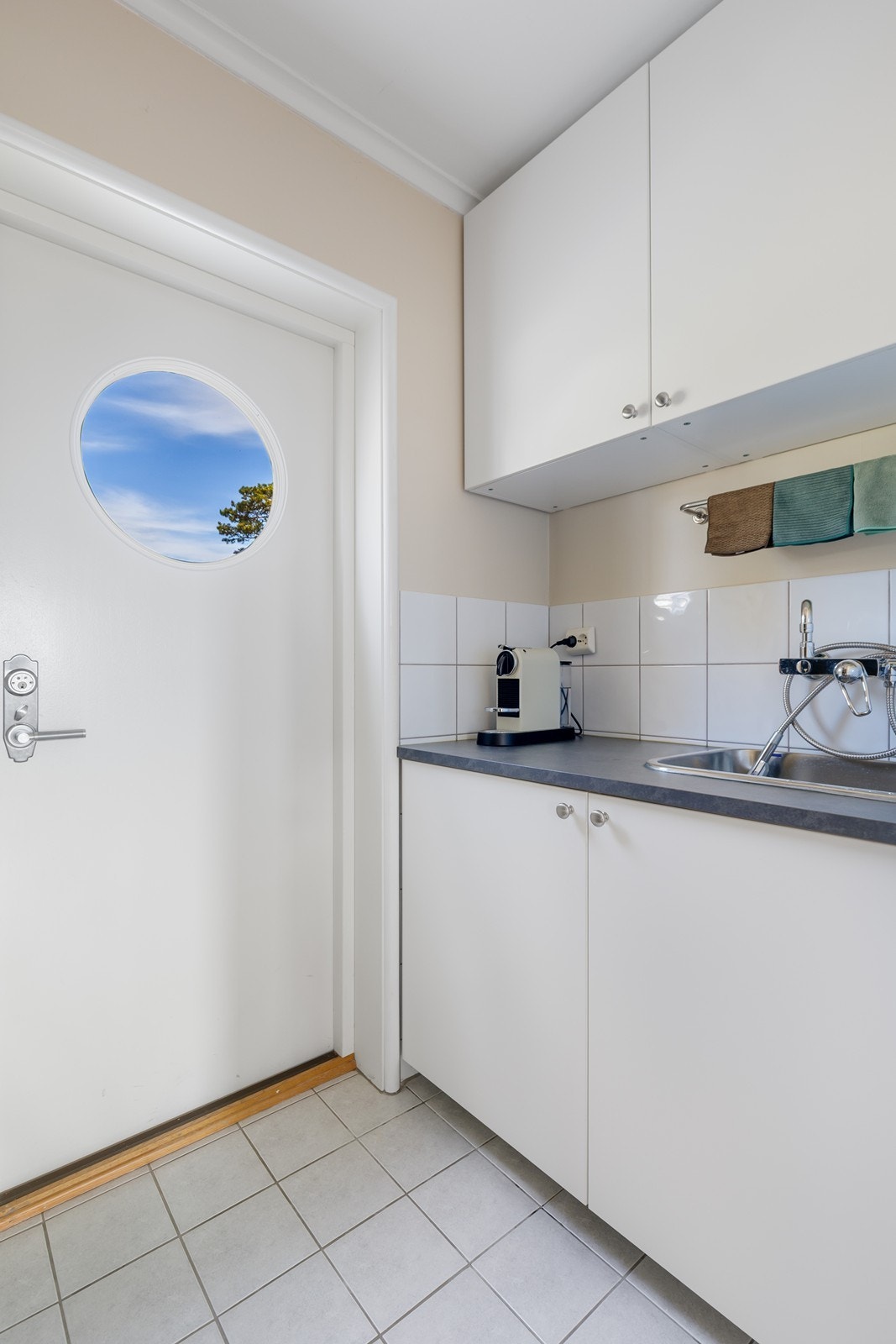 Fra kjøkkenet er det adkomst til pantry/grovkjøkken Galleribilde