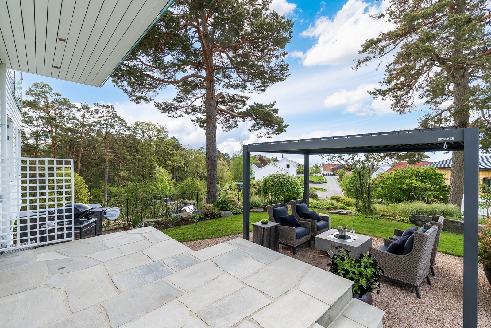 Flott pergola like utenfor stuen. Deler av skiferterrassen er overbygd Galleribilde