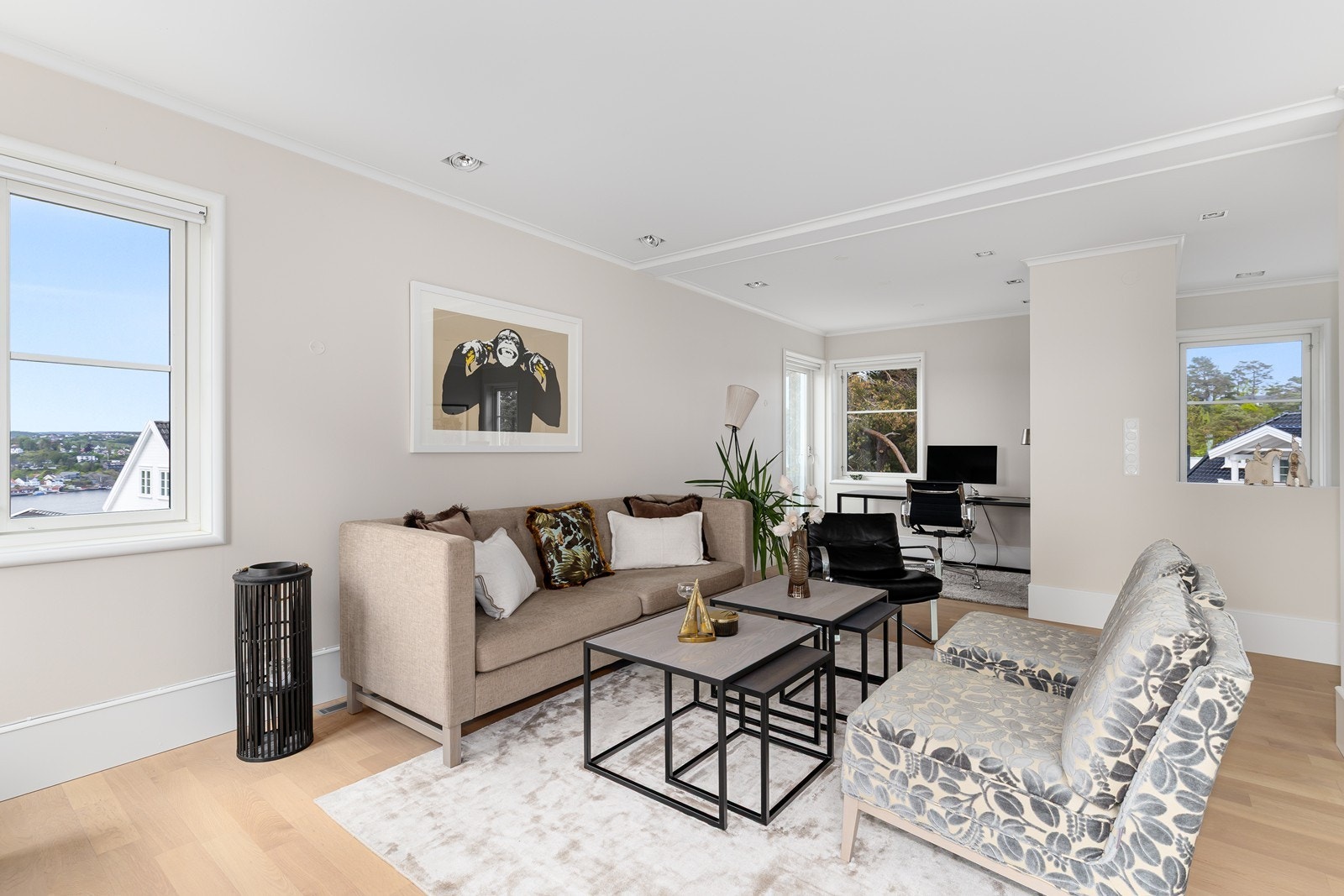 Det er gode muligheter for å etablere soverom i hjørnet av stuen. Det er også ført vann og avløp til dette området for eventuelt minikjøkken/ bar. Galleribilde