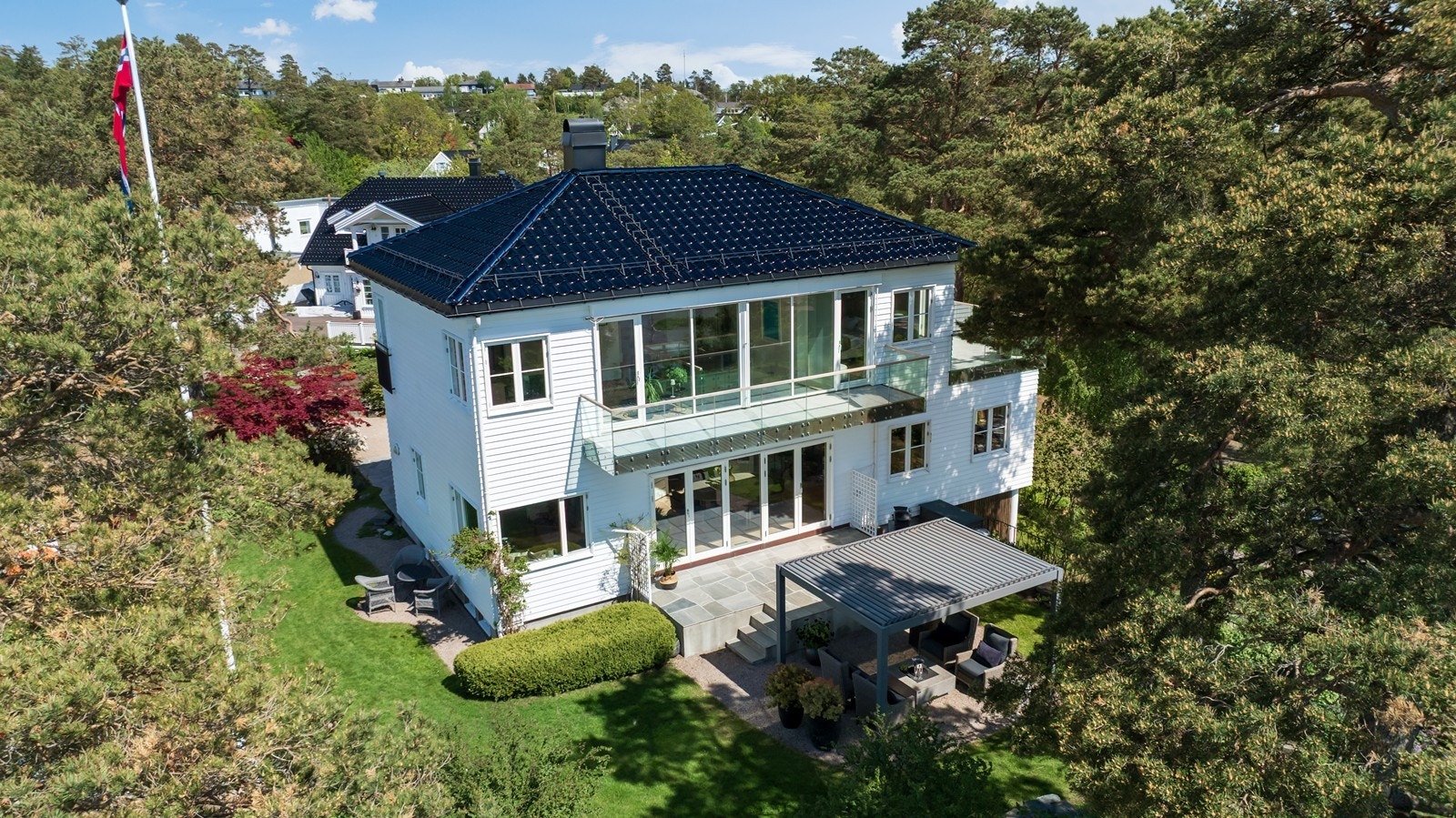 Klassisk funkisvilla med parkmessing hage og flott sjøutsikt Galleribilde