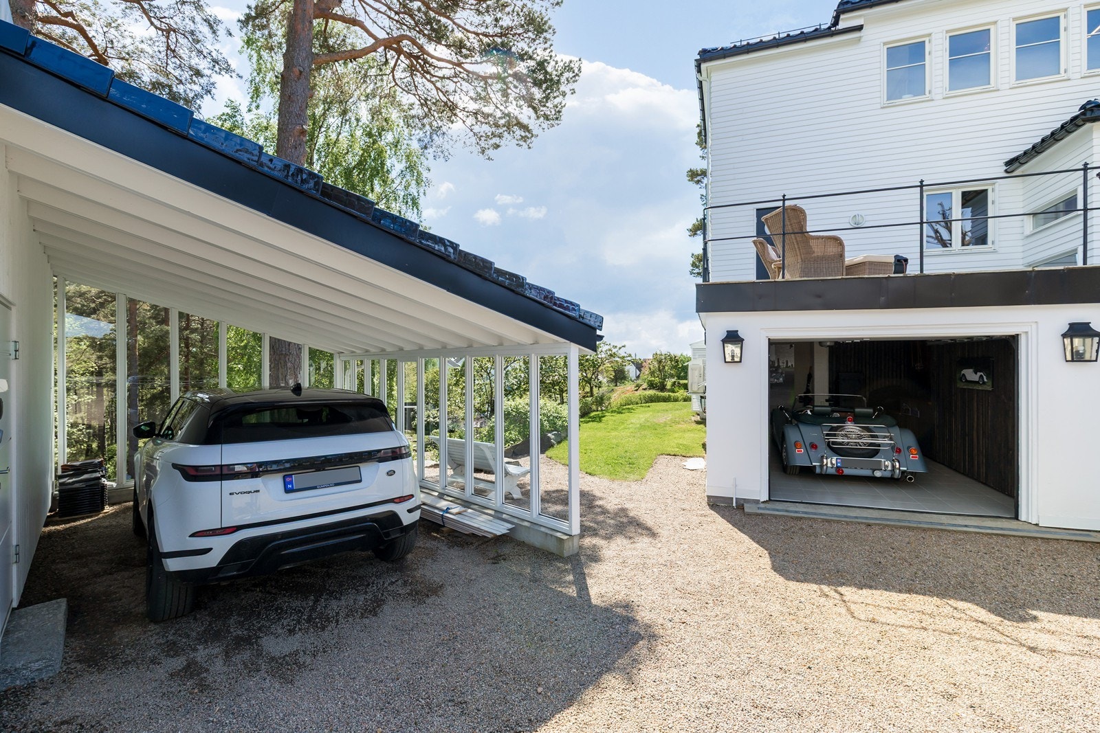 God biloppstilling i integrert garasje, carport og frittstående garasje Galleribilde