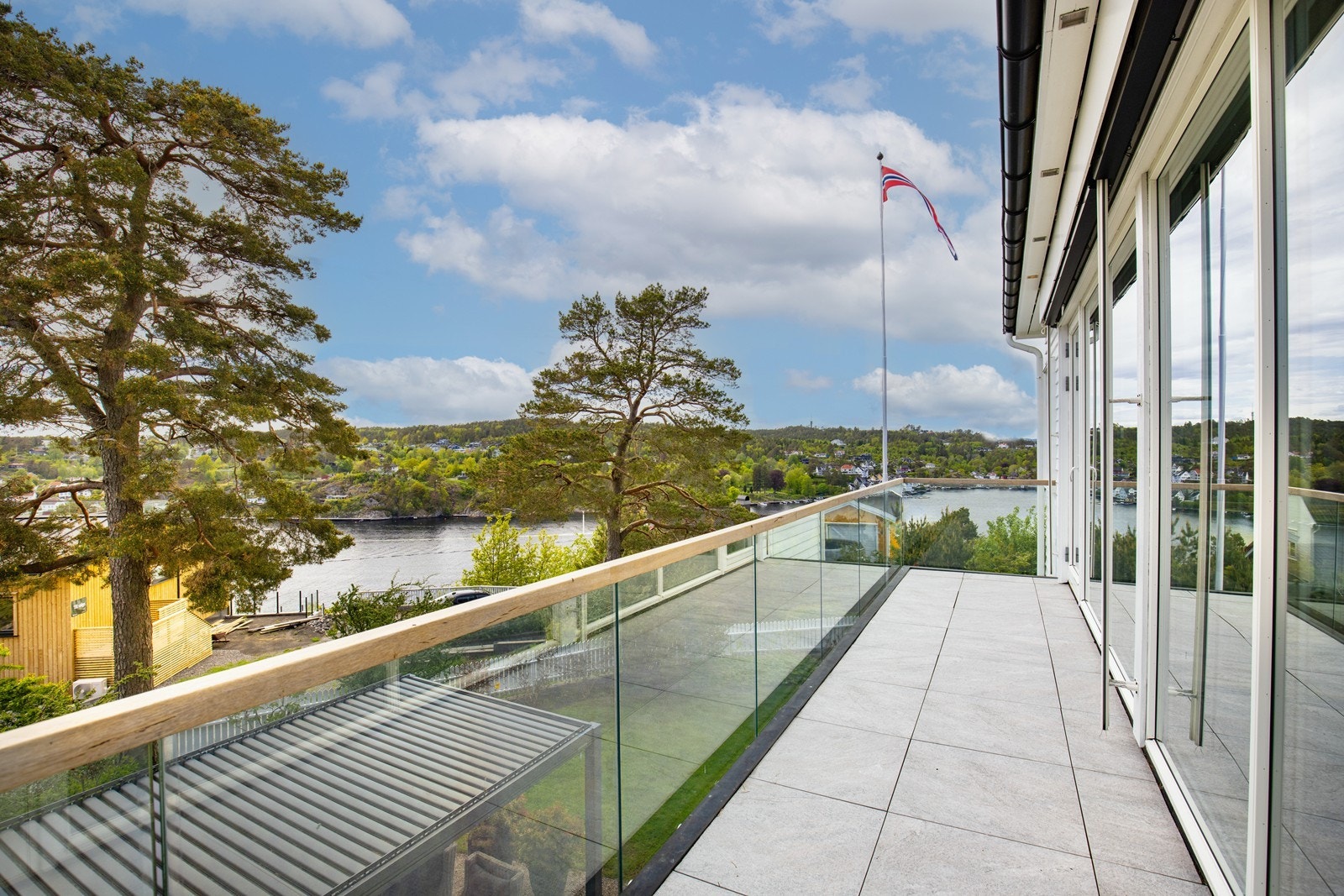 Romslig balkong med flott utsikt og fine solforhold Galleribilde