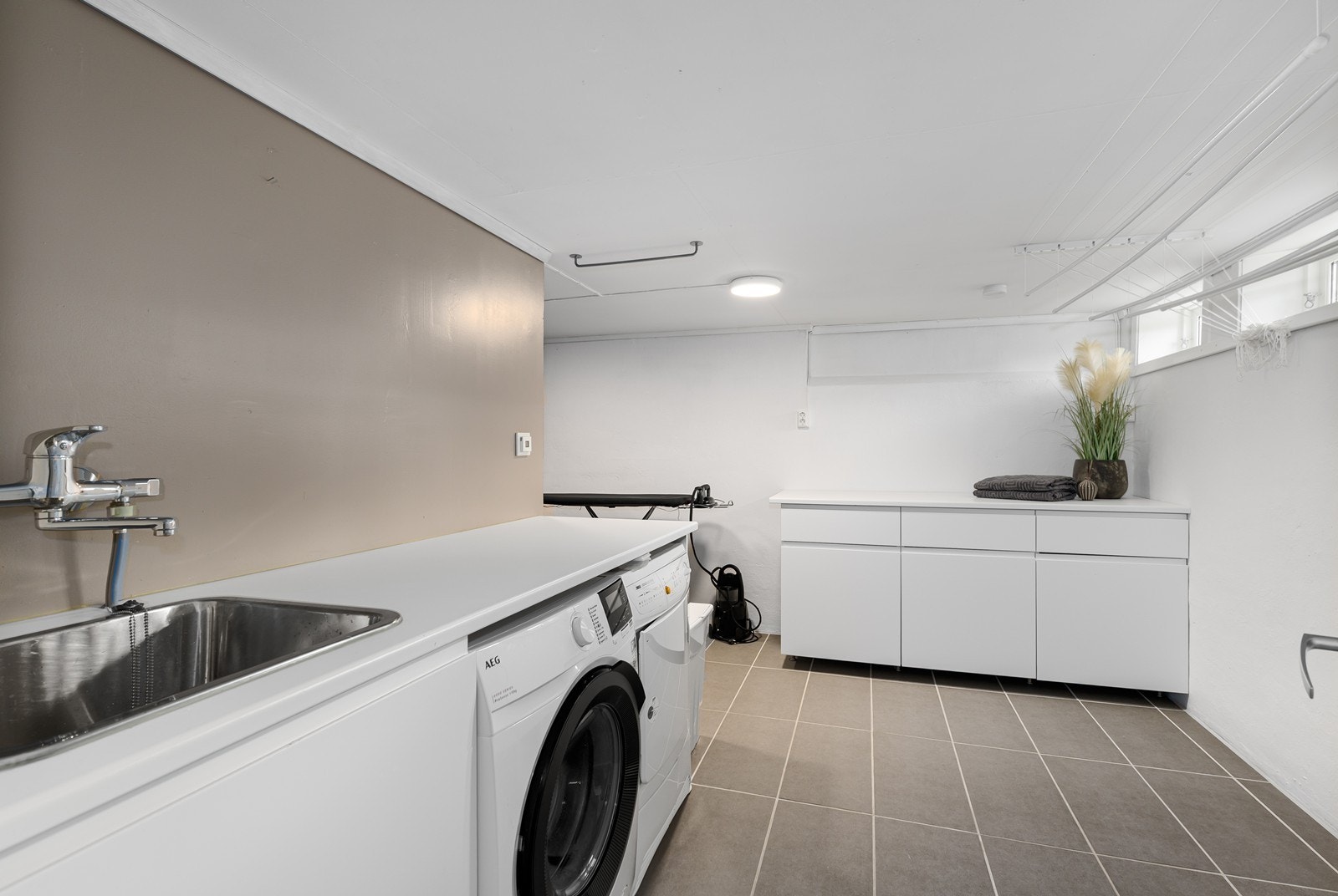 Stort vaskerom med flislagt gulv med varme Galleribilde