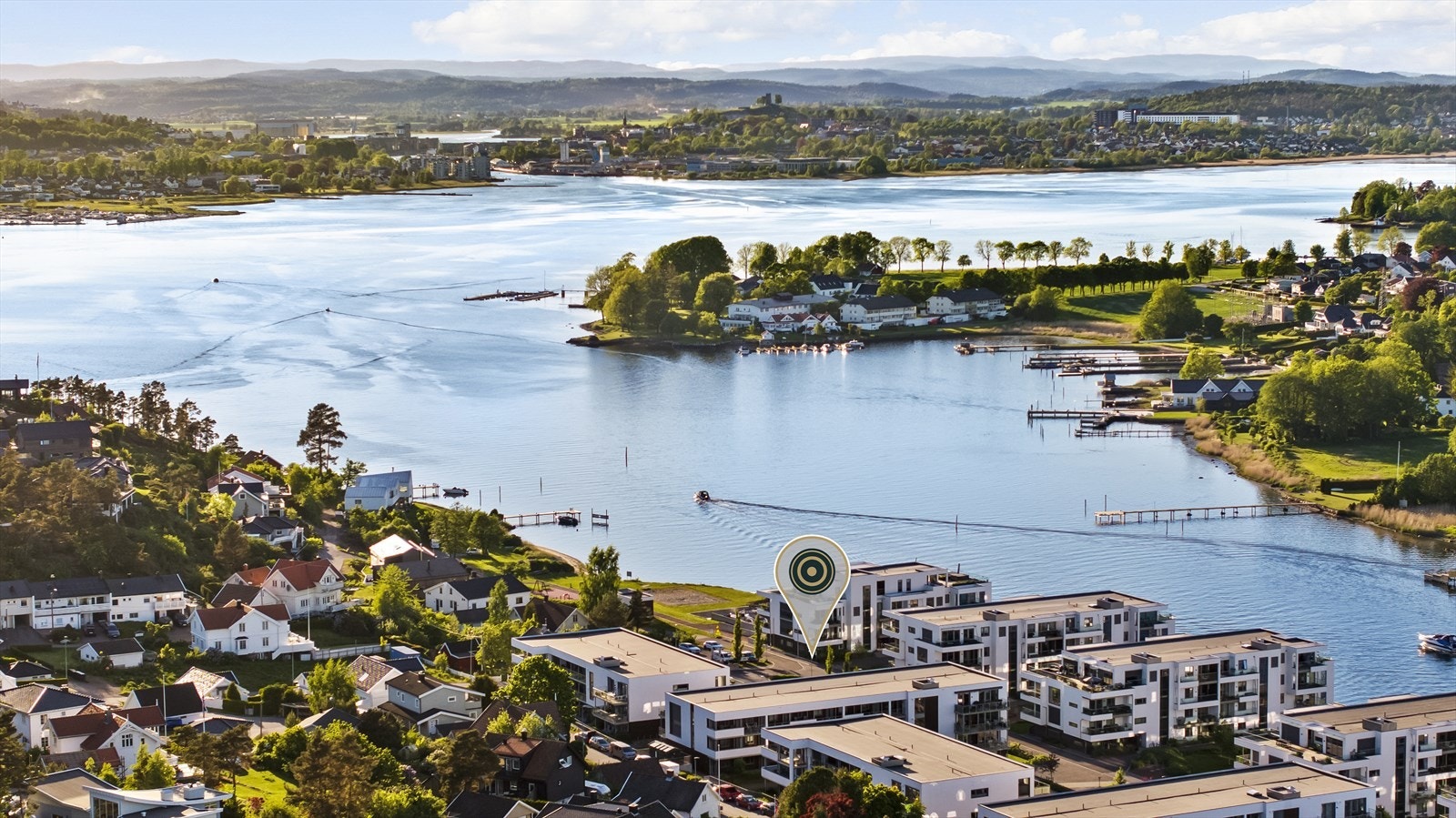 Nordvik Eiendomsmegling v/Christoffer Kvalshaugen ønsker deg velkommen til Husøy Havn. Foto: Fotograf Magik Galleribilde