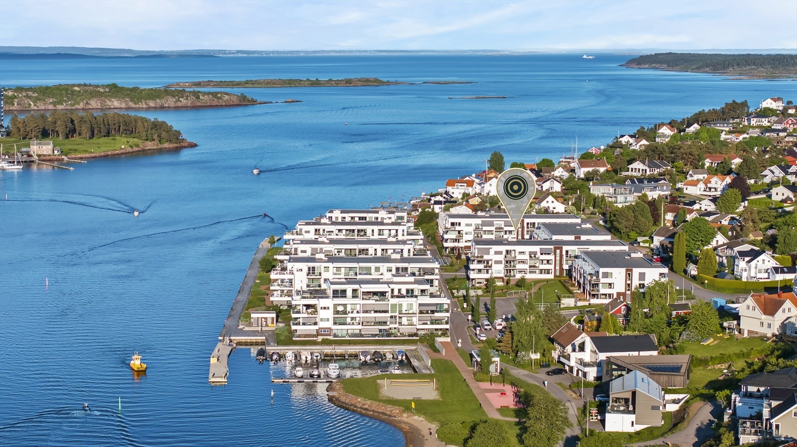 Rett utenfor egen inngangsdør er det etablert en sandstrand, sandvolleyballbane, offentlig grill og klatrestativer for barn. Rett i nærheten ligger også Husøy Golfpark. Galleribilde