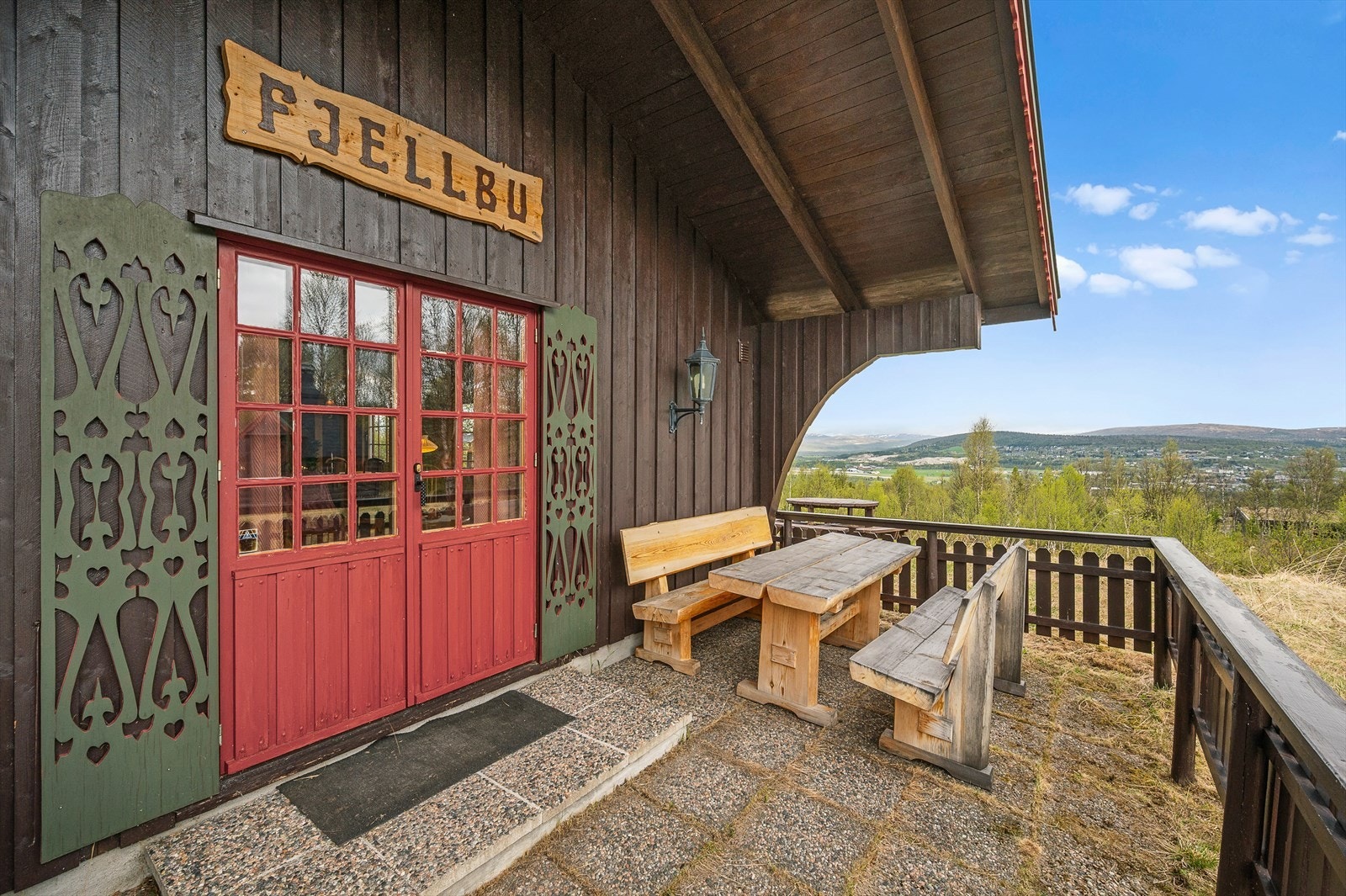 Overdekket inngangsparti med utsikt mot dalen - her kan man nyte morgenkaffen med utsyn mot Røros. Brøyting av vei er inkludert via veilag. Galleribilde