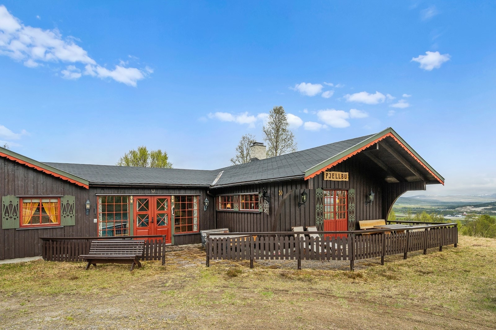 Den karakteristiske fasaden med røde vinduer og rosemaling-inspirerte detaljer gir hytta et unikt uttrykk. Røros lufthavn ligger kun 10 minutter unna. Galleribilde