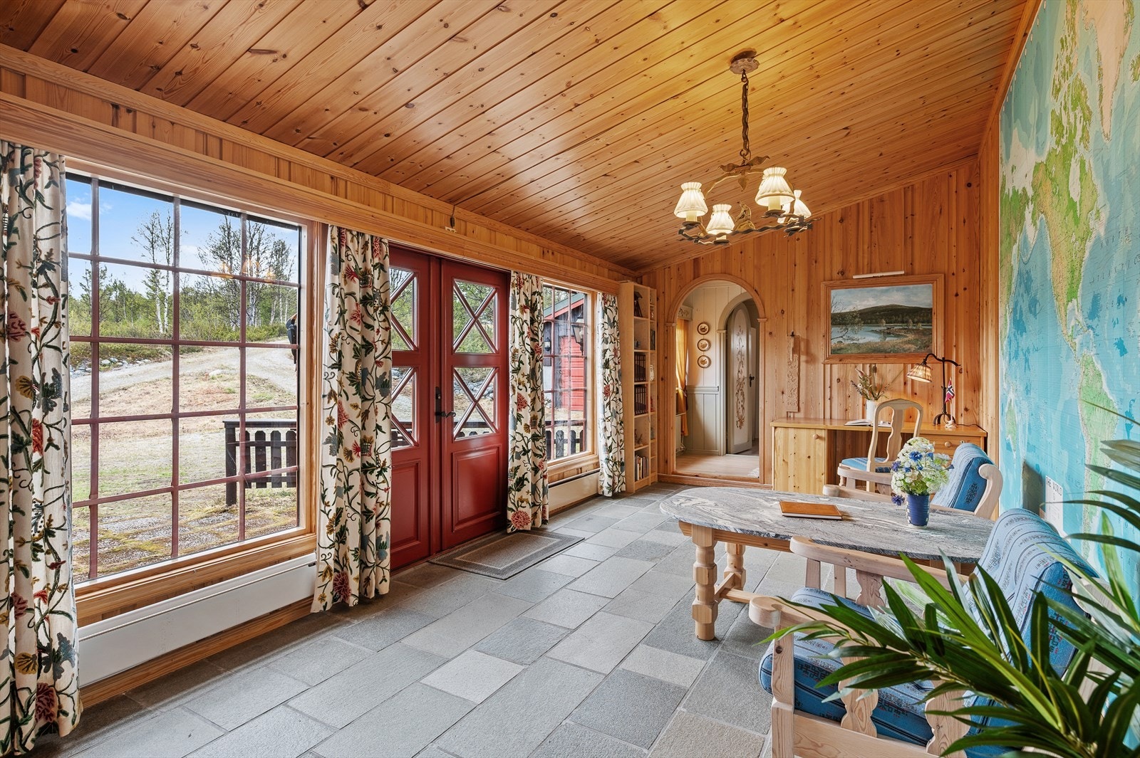 Hallen fungerer som et flott overgangsrom mellom ute og inne, med direkte adkomst til terrasse og uteområder. Galleribilde